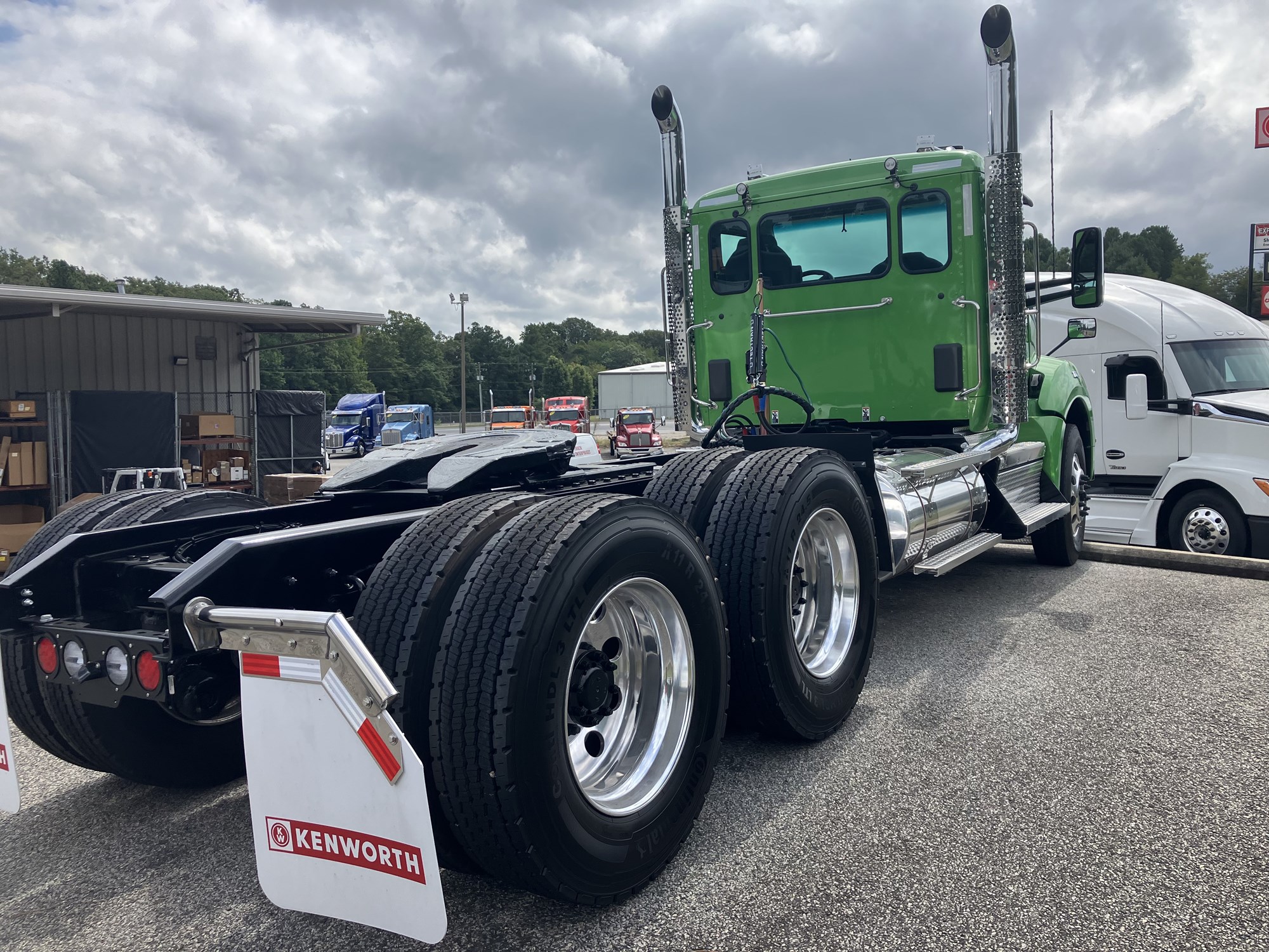 2025 Kenworth T880 - image 4 of 6