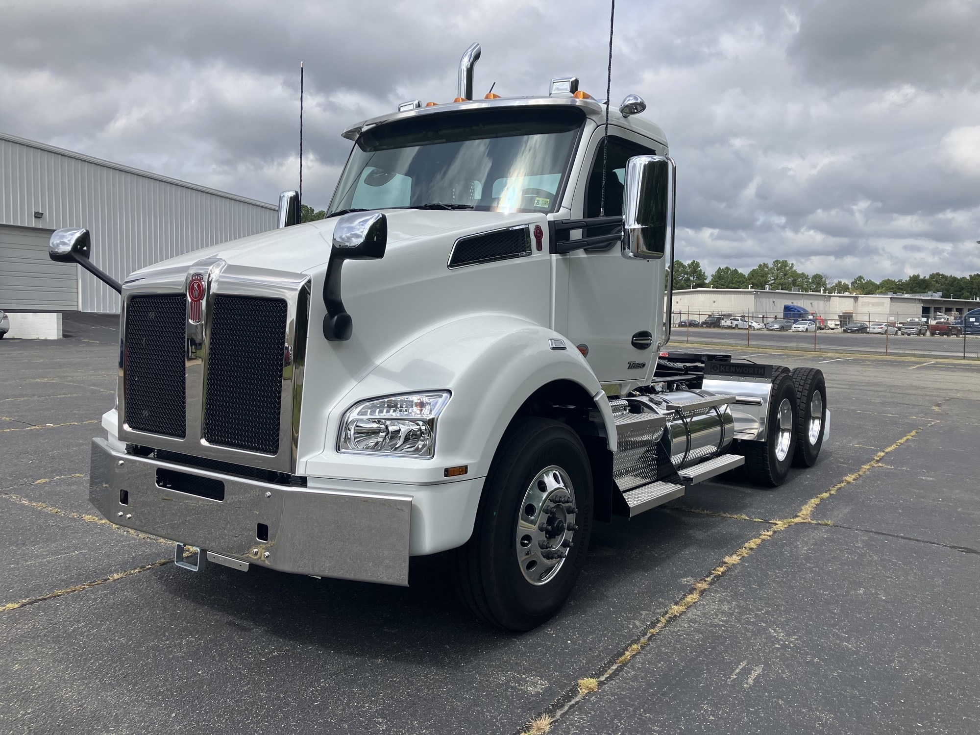 2025 Kenworth T880 - image 2 of 6