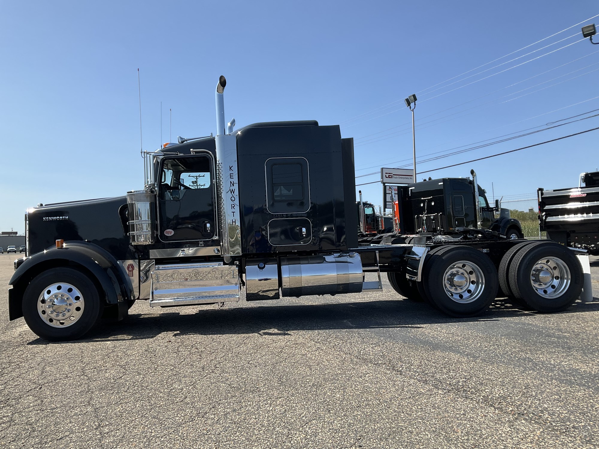 2025 Kenworth W900L - image 2 of 6