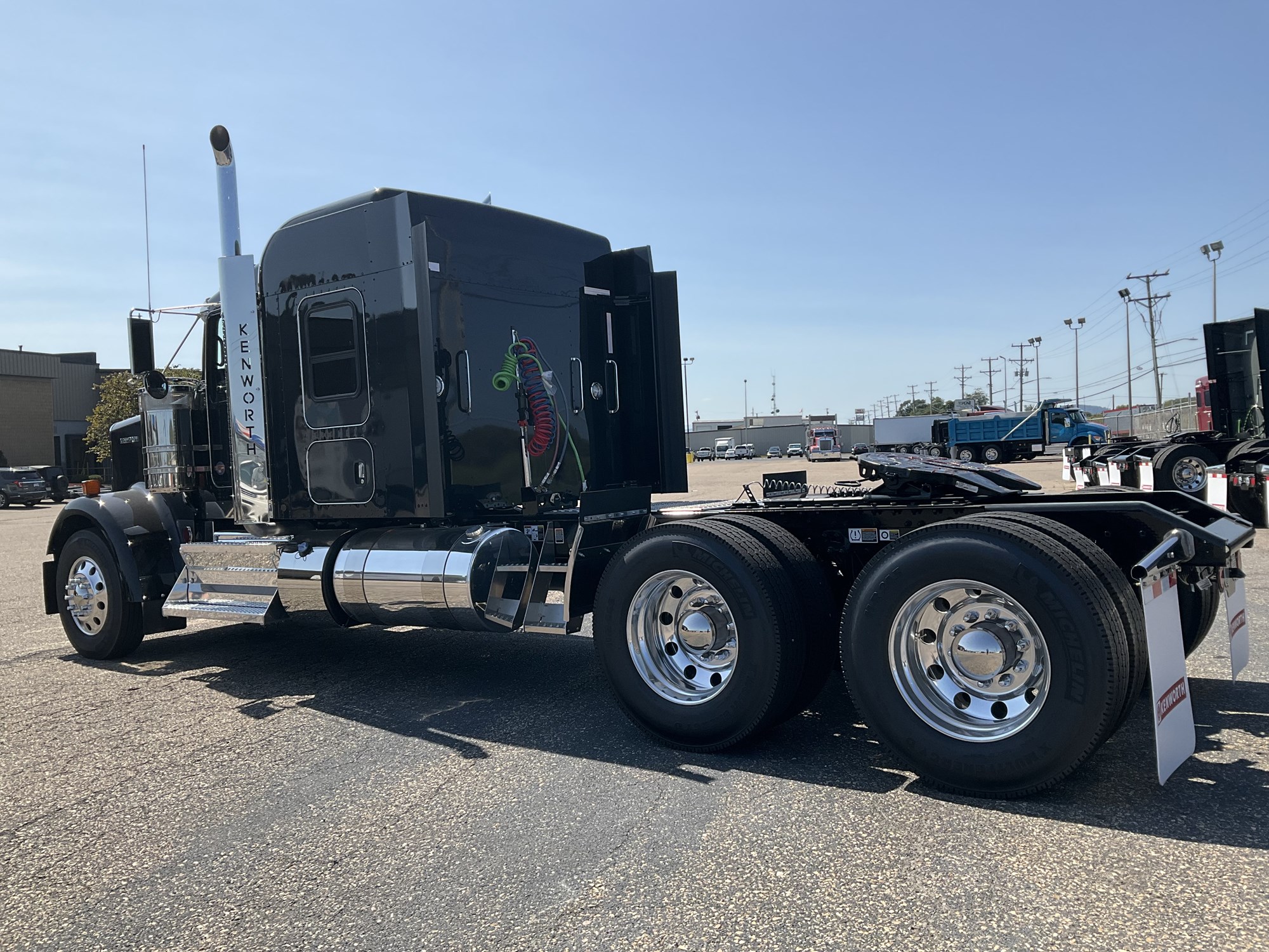 2025 Kenworth W900L - image 3 of 6