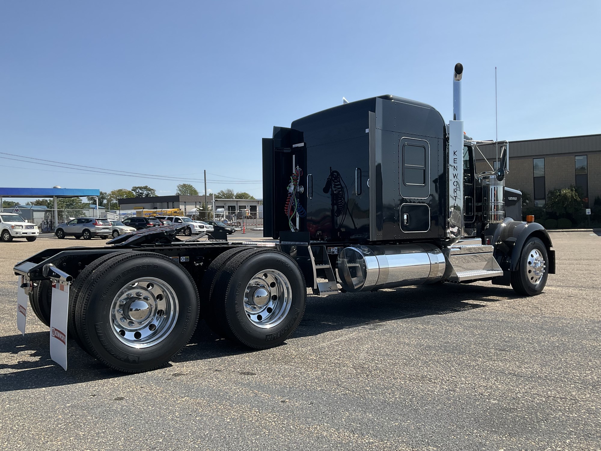 2025 Kenworth W900L - image 4 of 6