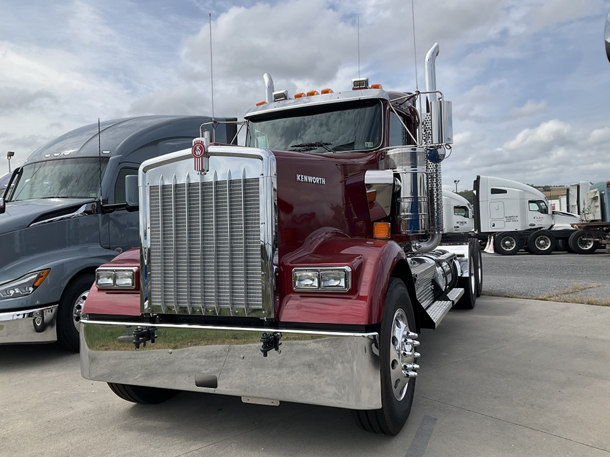 2025 Kenworth W900B - image 1 of 6