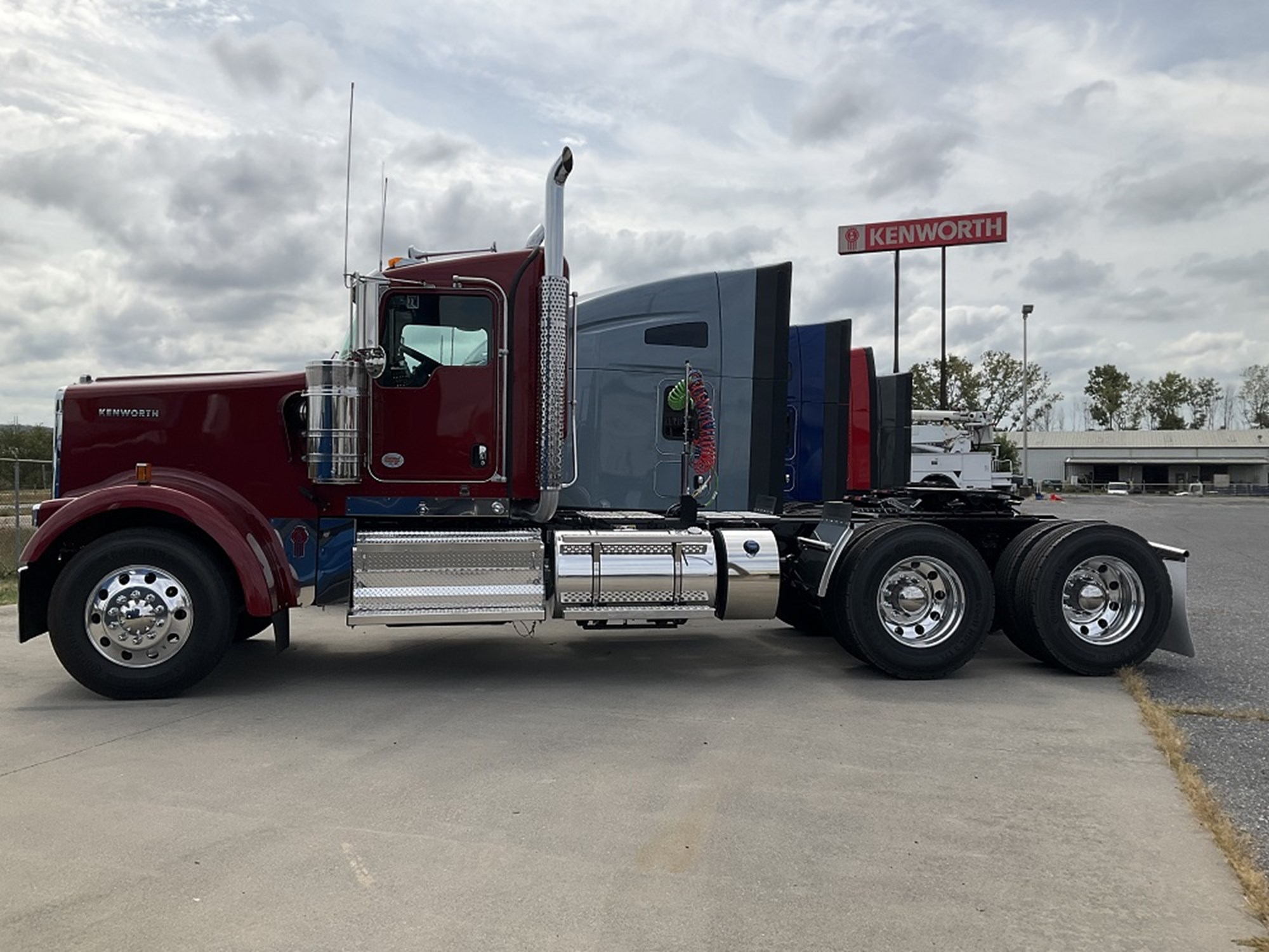 2025 Kenworth W900B - image 2 of 6