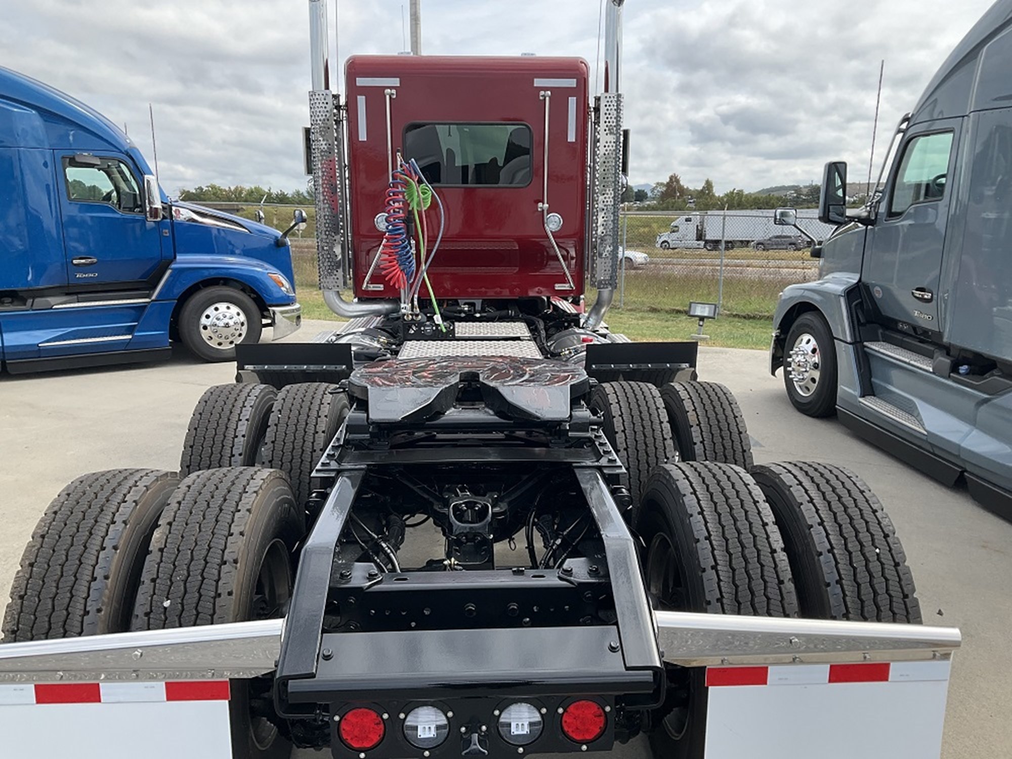 2025 Kenworth W900B - image 3 of 6