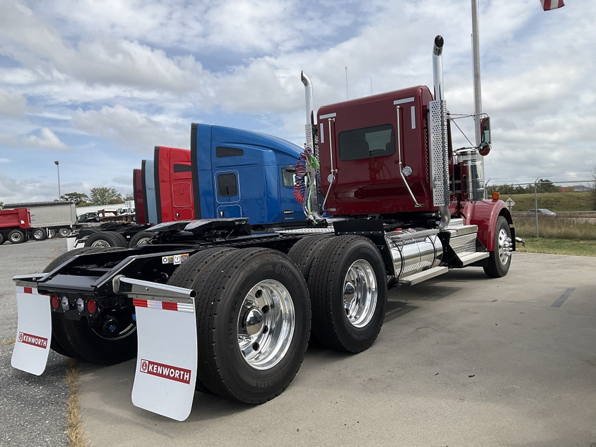 2025 Kenworth W900B - image 4 of 6