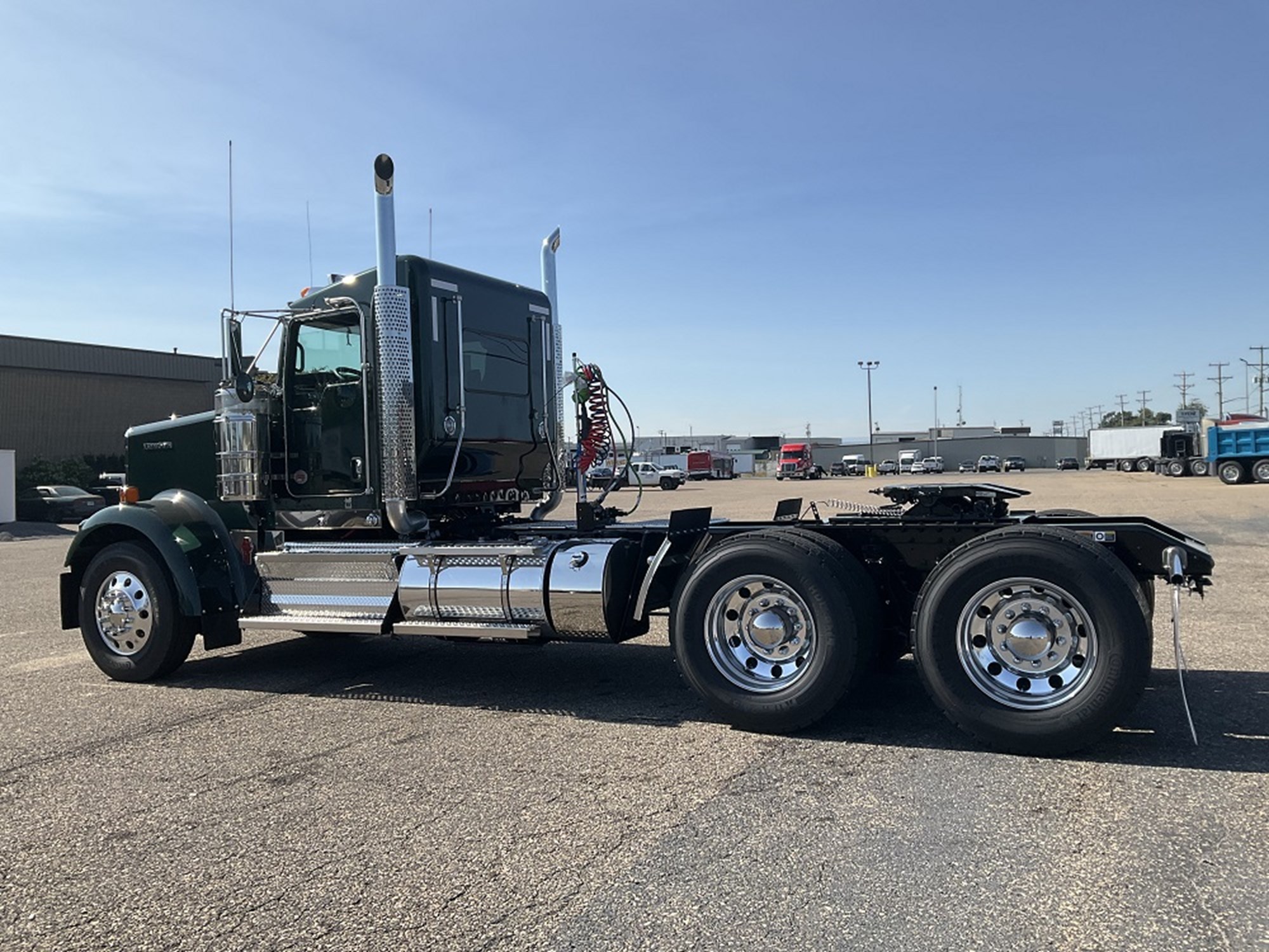 2025 Kenworth W900B - image 3 of 6