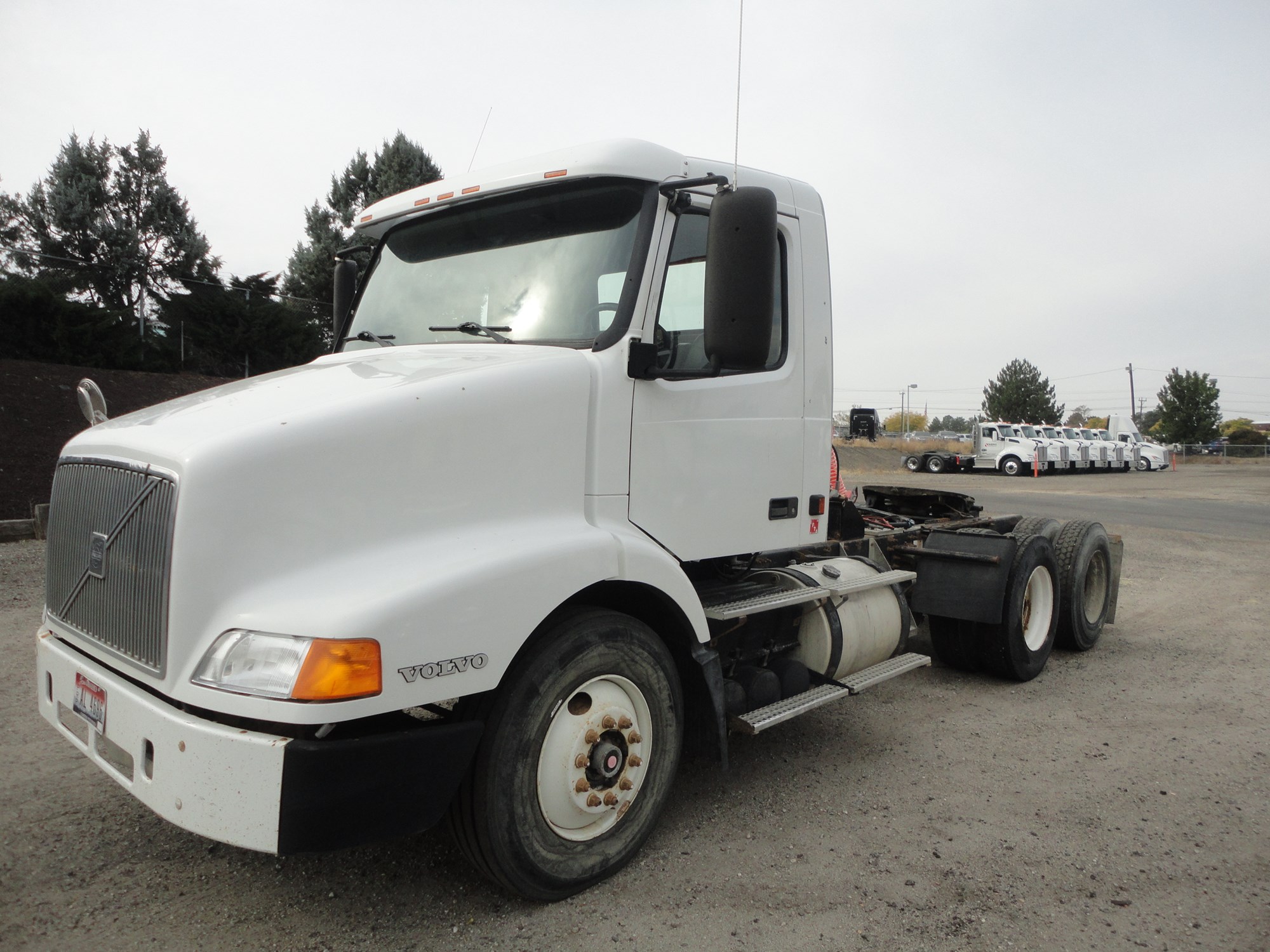 2001 Volvo VNM64T200 - image 1 of 6