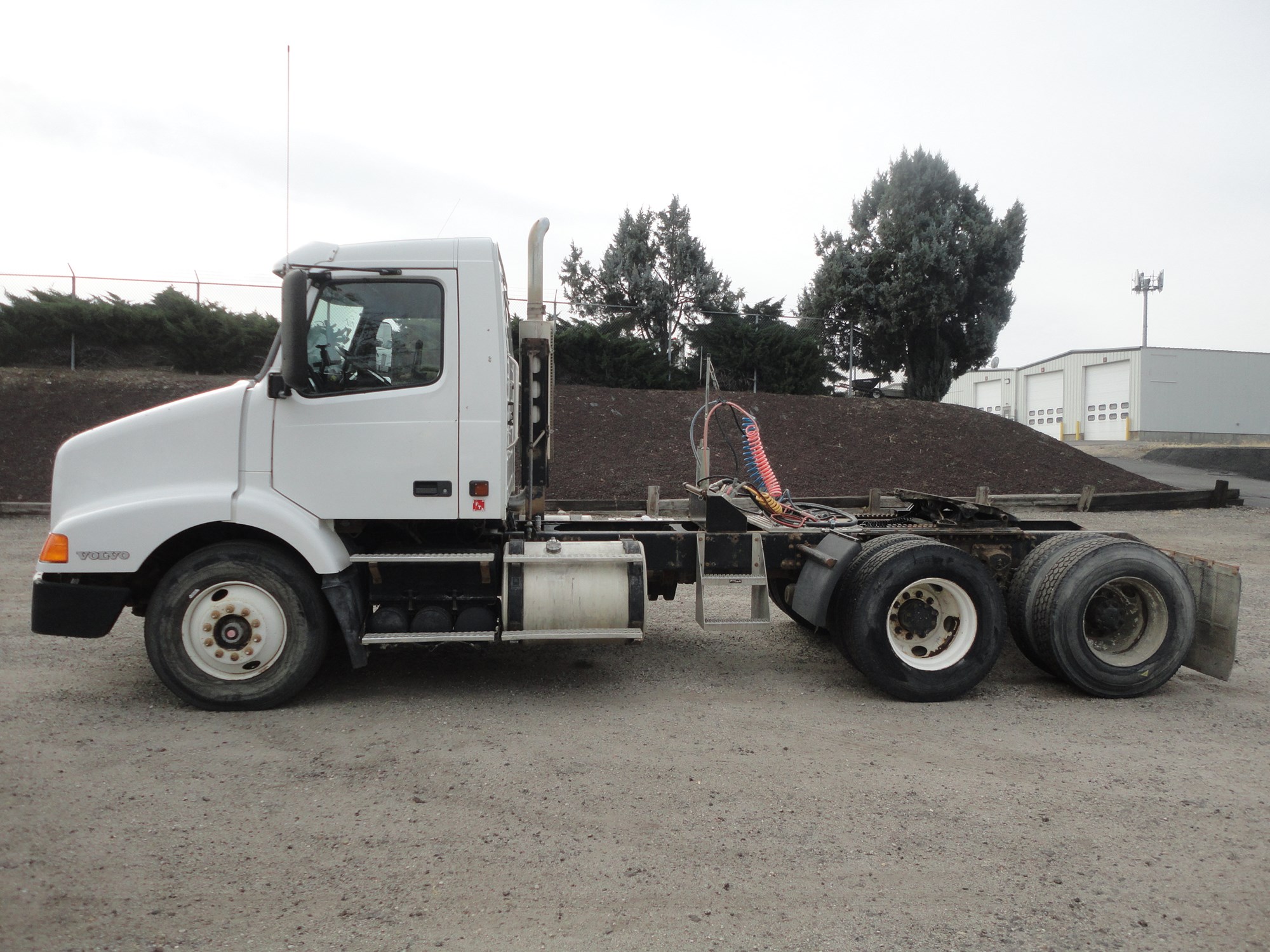 2001 Volvo VNM64T200 - image 2 of 6