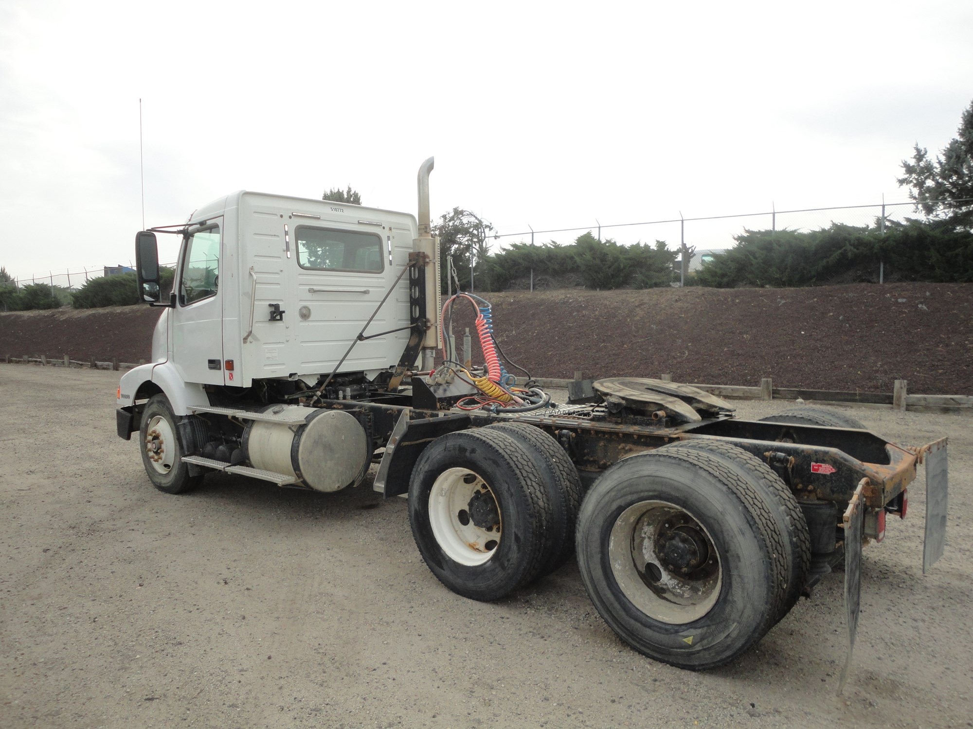 2001 Volvo VNM64T200 - image 3 of 6