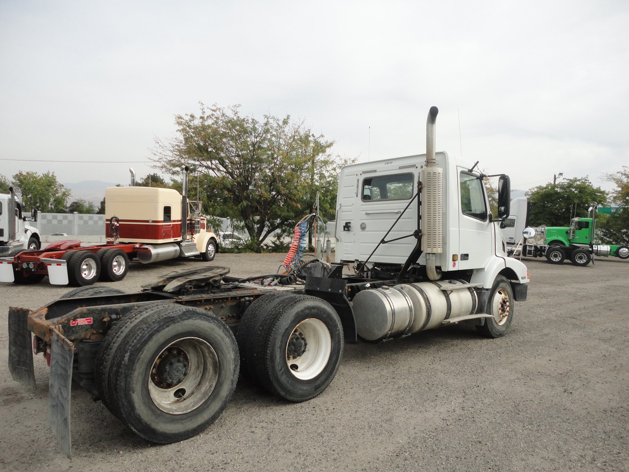 2001 Volvo VNM64T200 - image 5 of 6