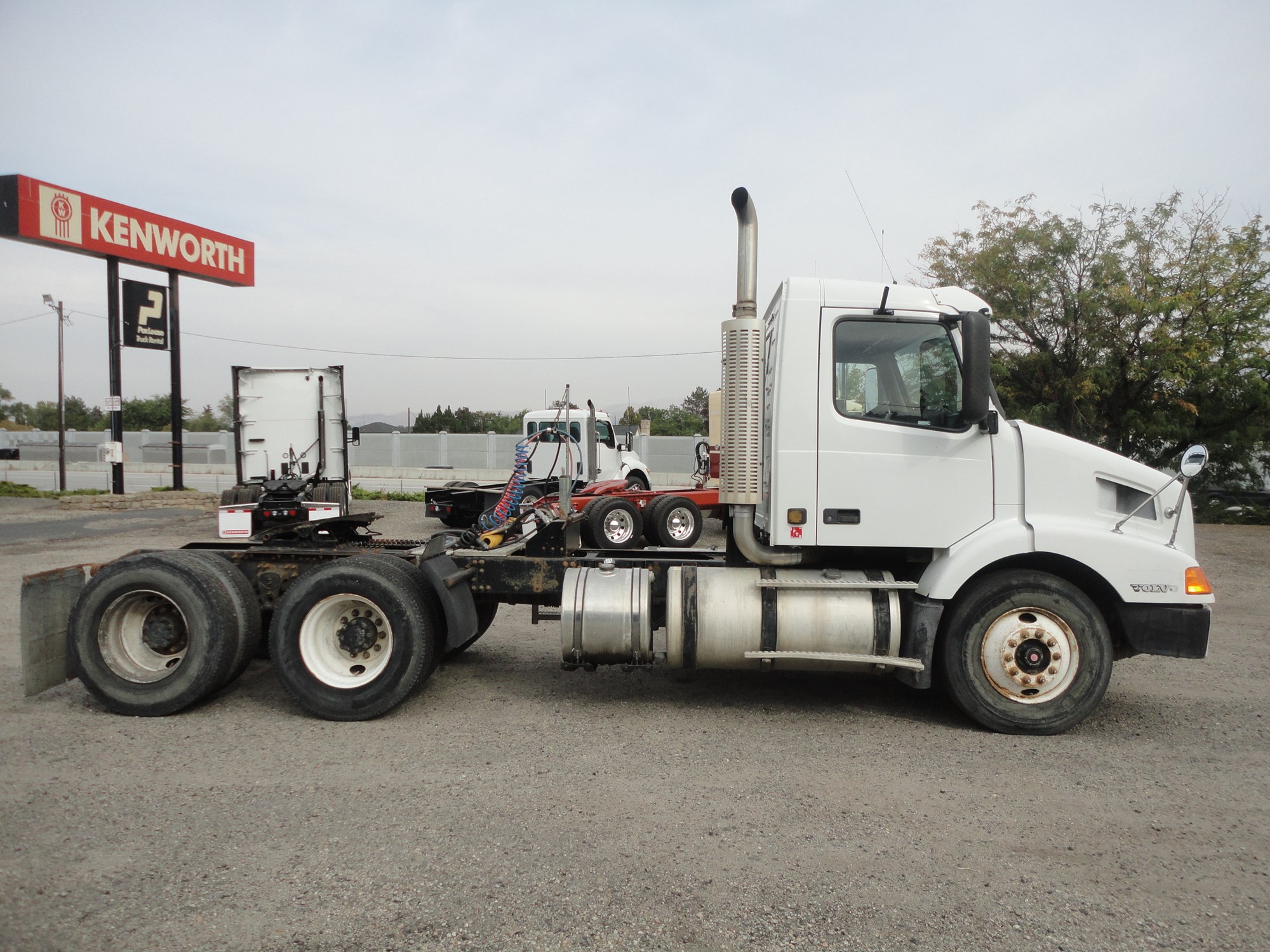 2001 Volvo VNM64T200 - image 6 of 6