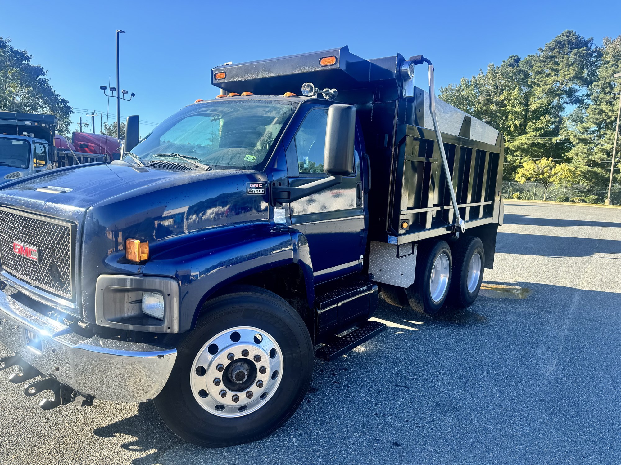 2005 GMC C7 - image 1 of 6