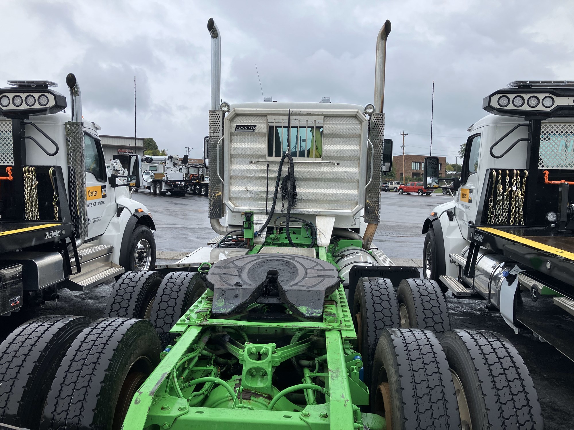 2015 Kenworth T800 - image 2 of 6