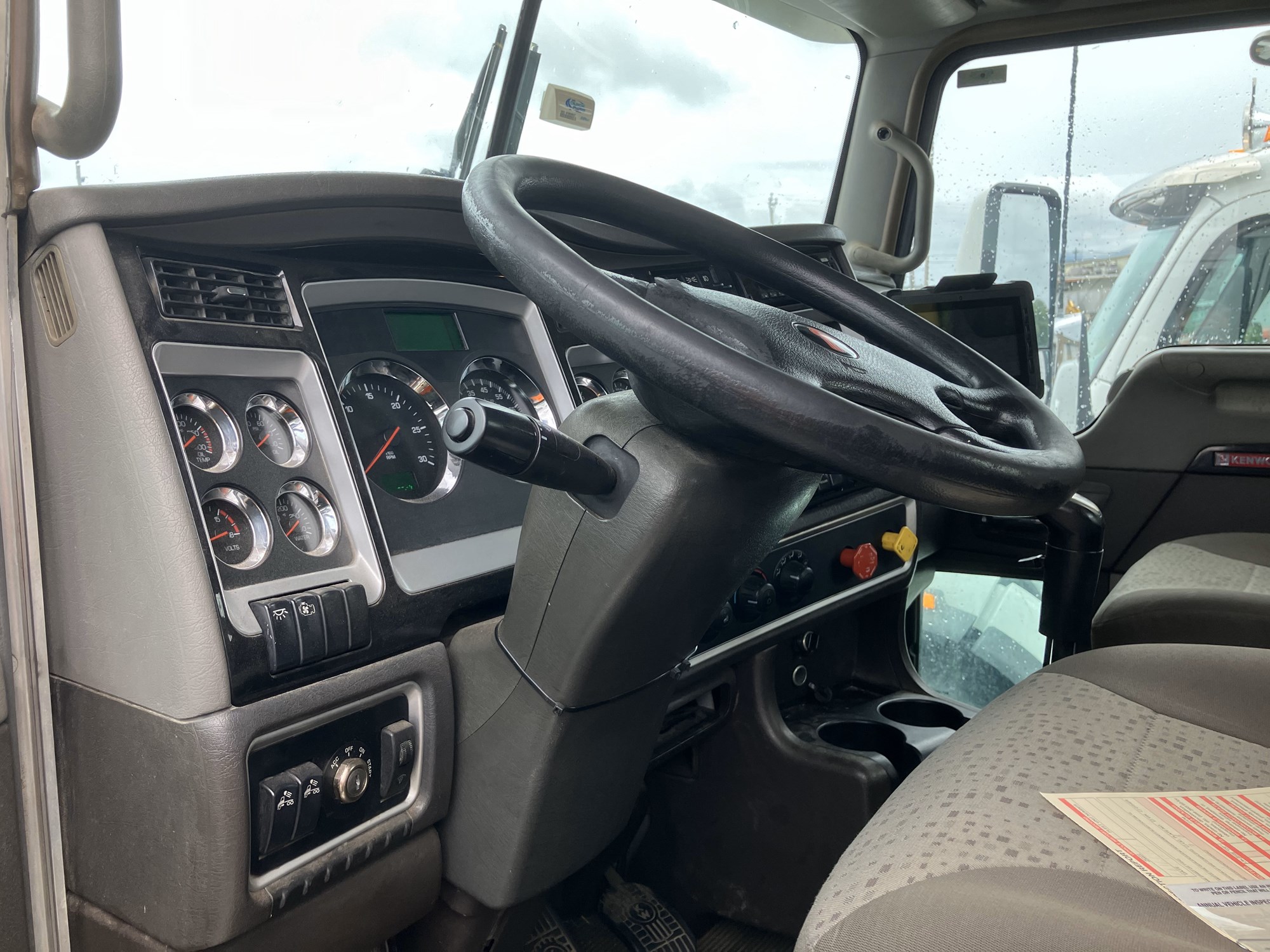 2015 Kenworth T800 - image 4 of 6