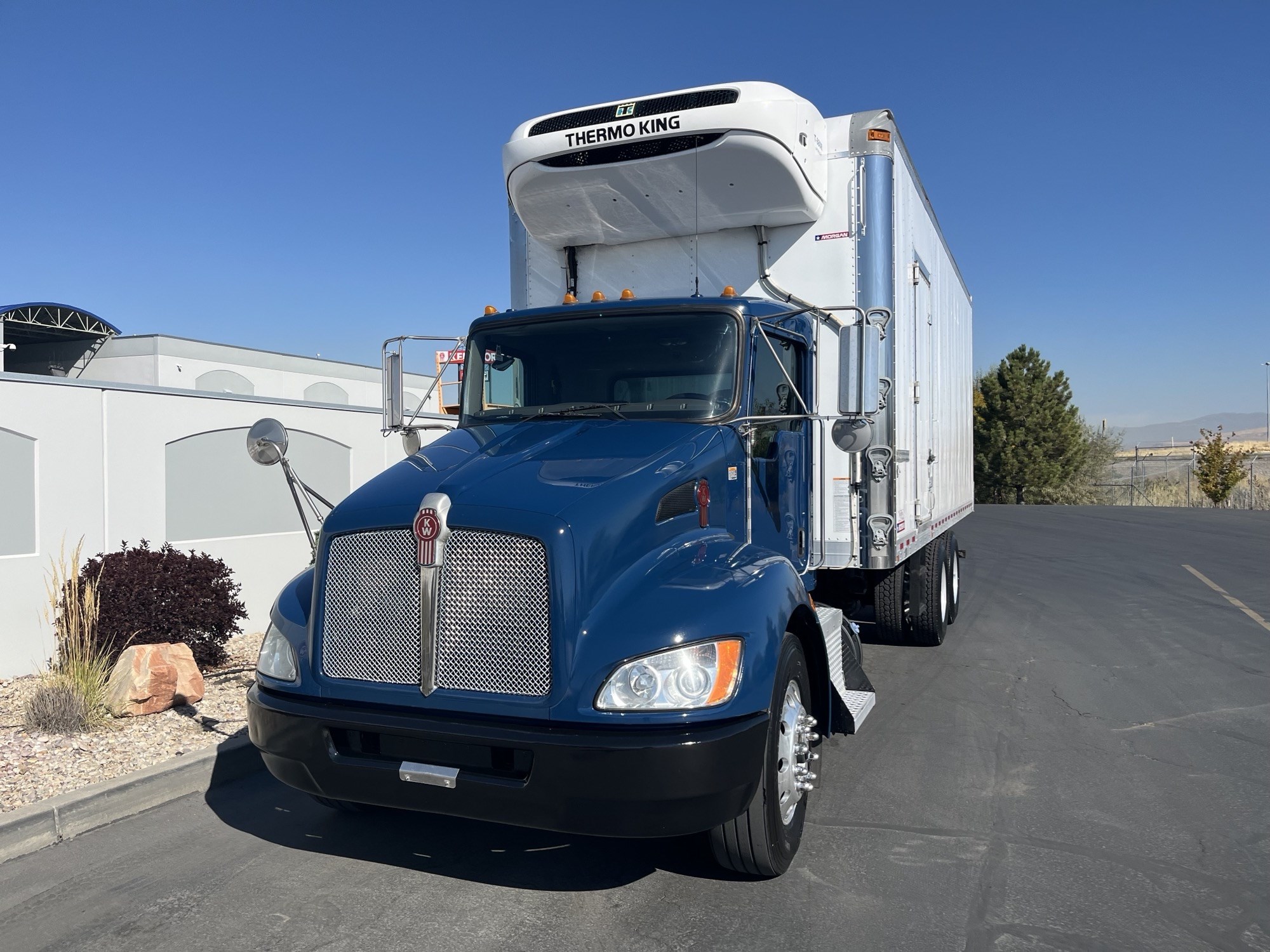 2018 Kenworth T370 - image 2 of 6