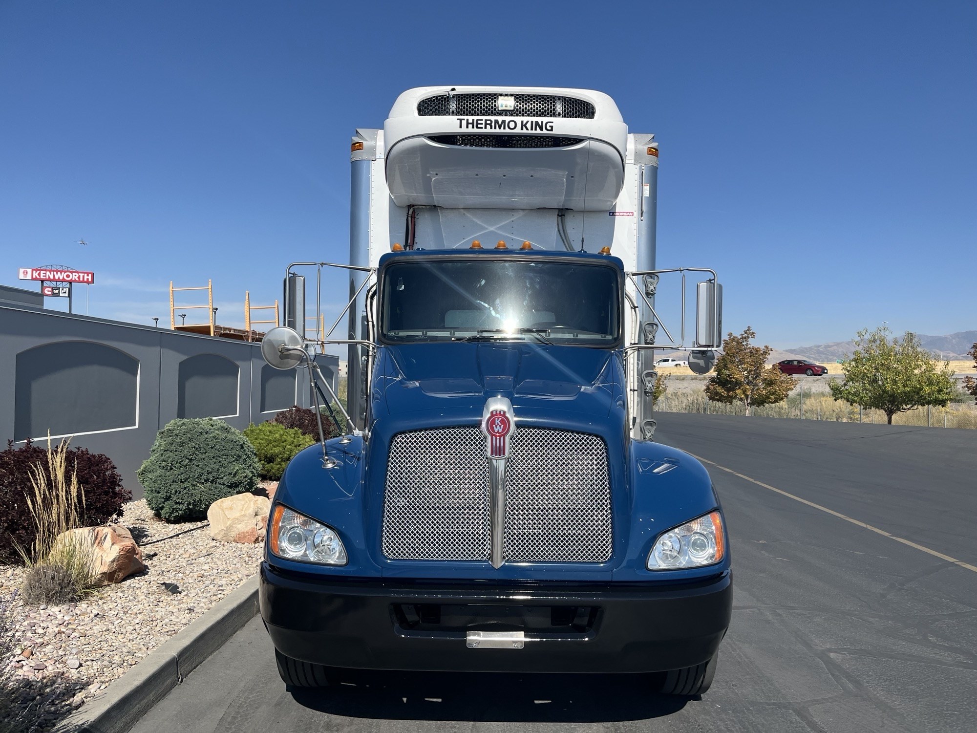 2018 Kenworth T370 - image 3 of 6