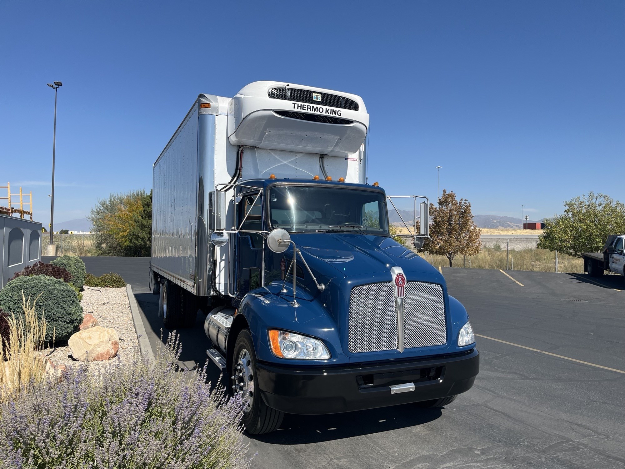 2018 Kenworth T370 - image 4 of 6