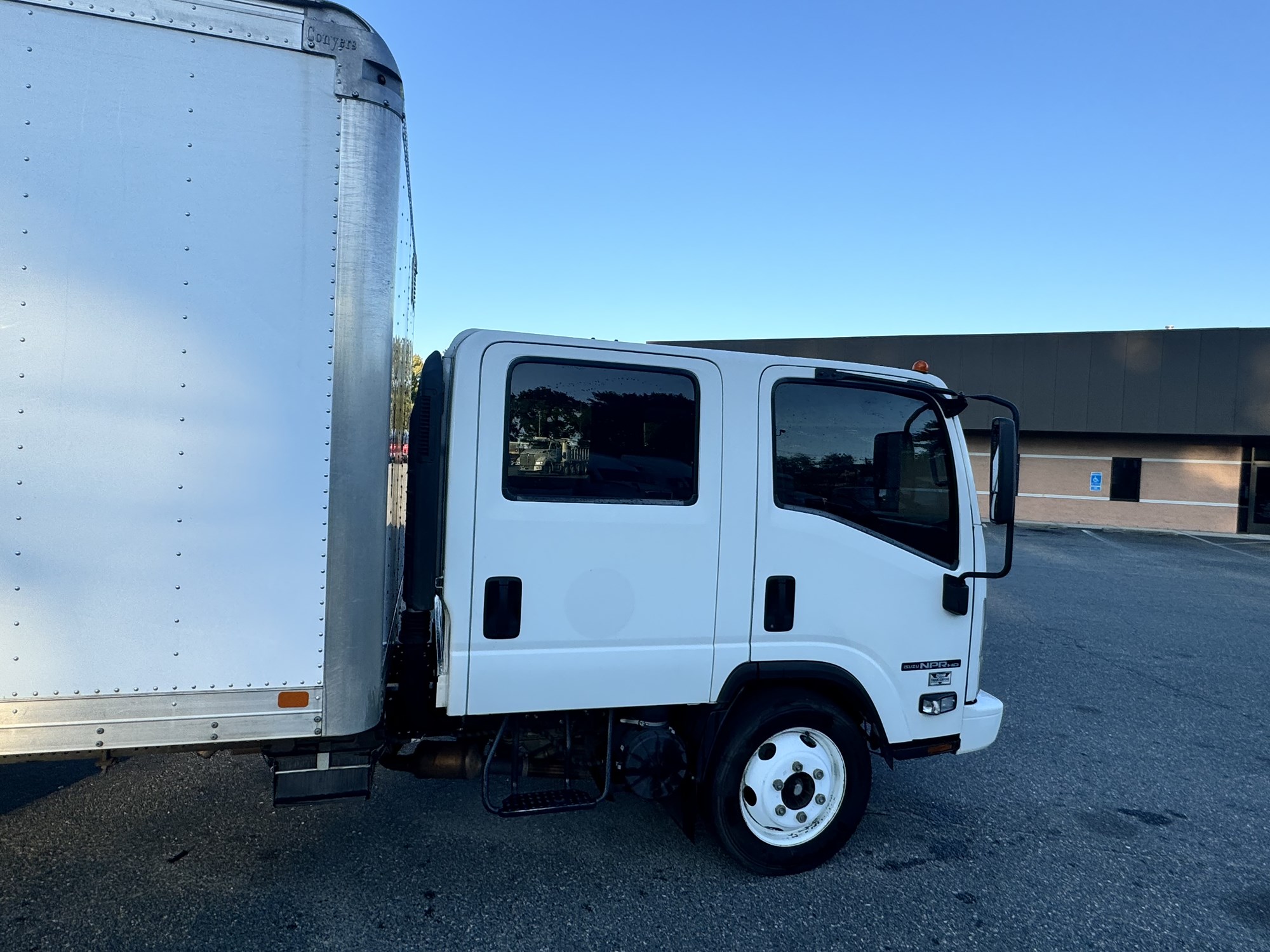 2018 Isuzu NPR - image 5 of 6