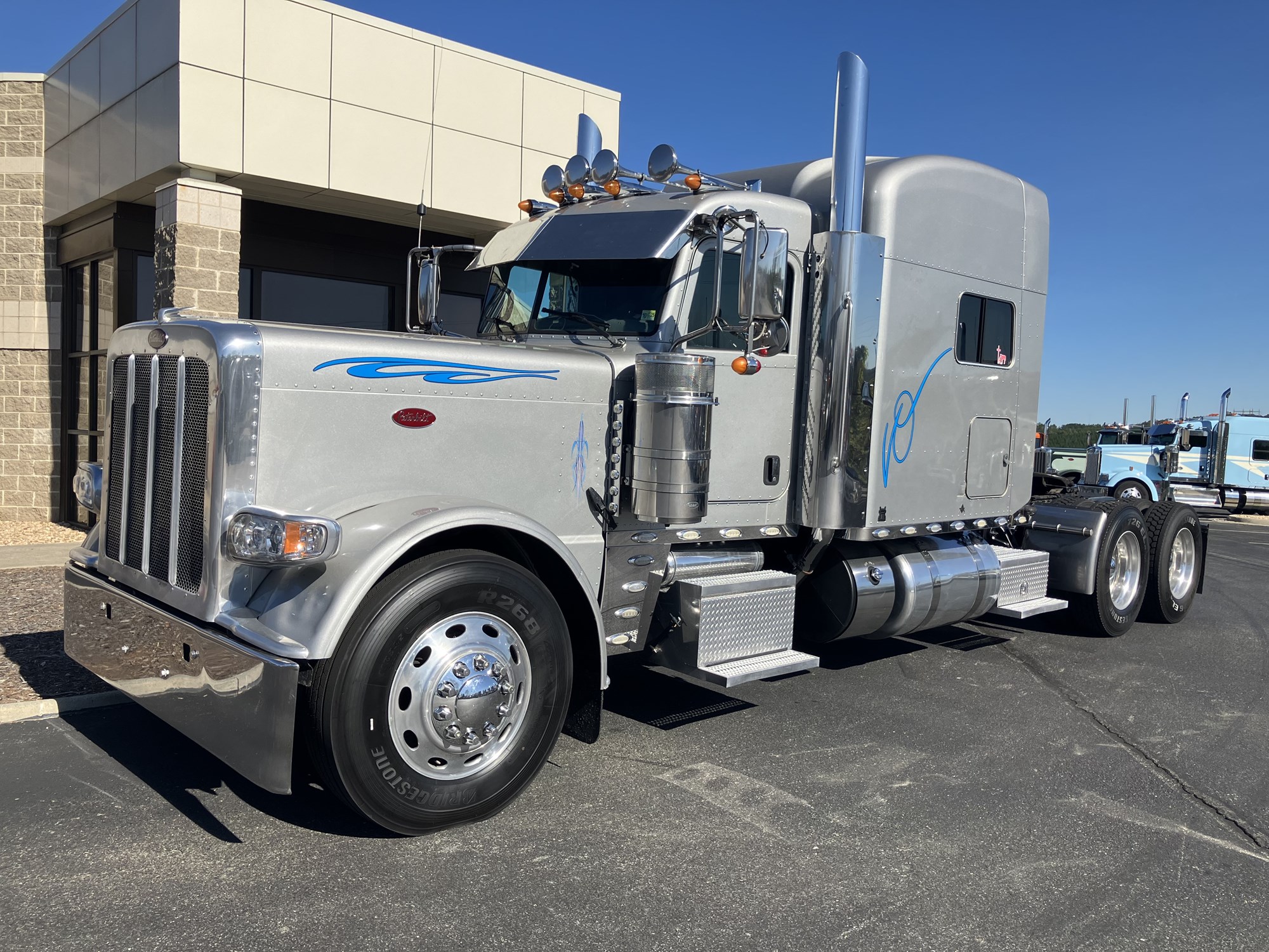 2020 Peterbilt 389 - image 1 of 6