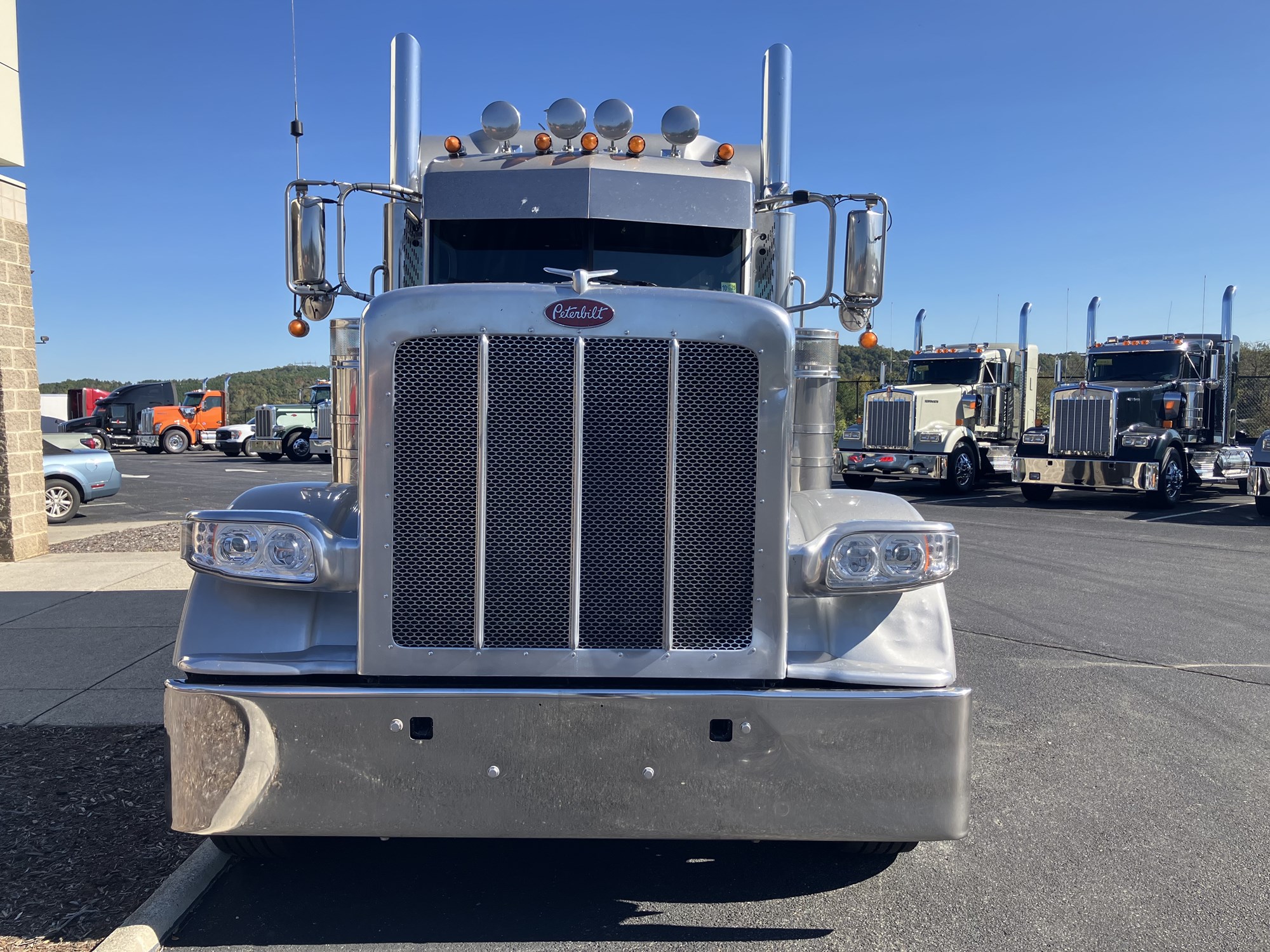 2020 Peterbilt 389 - image 2 of 6