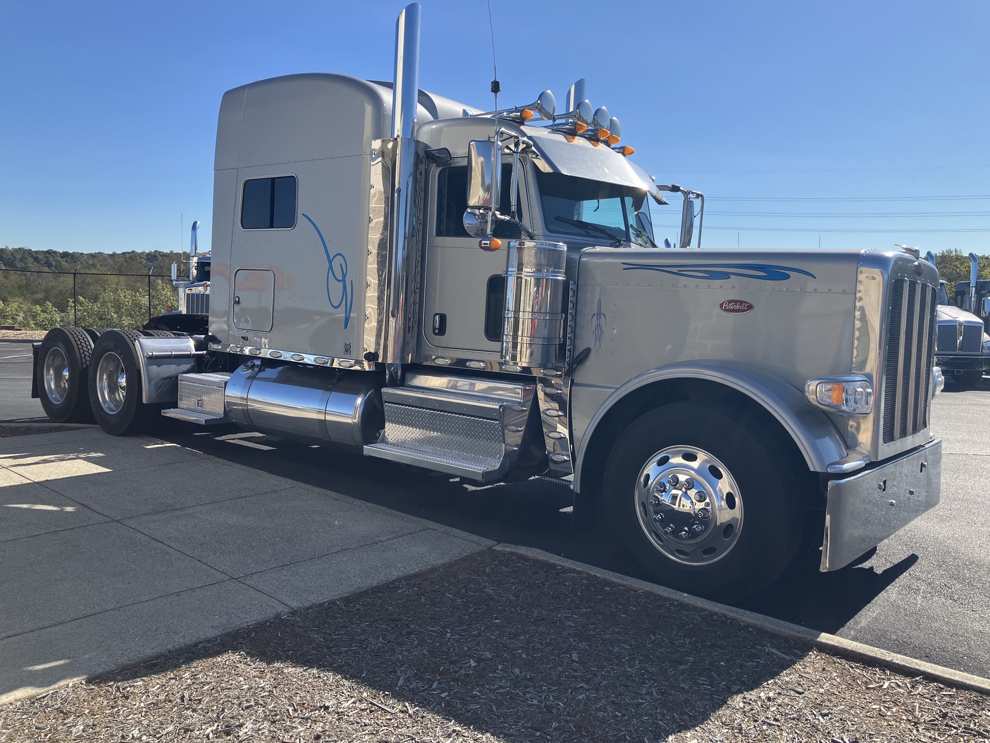 2020 Peterbilt 389 - image 3 of 6