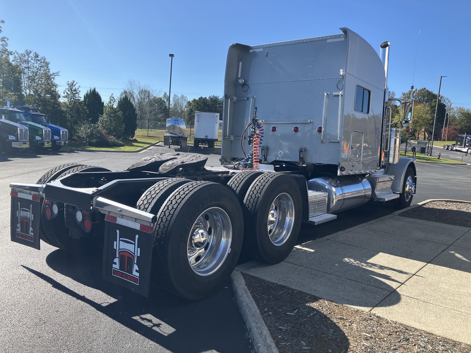 2020 Peterbilt 389 - image 4 of 6