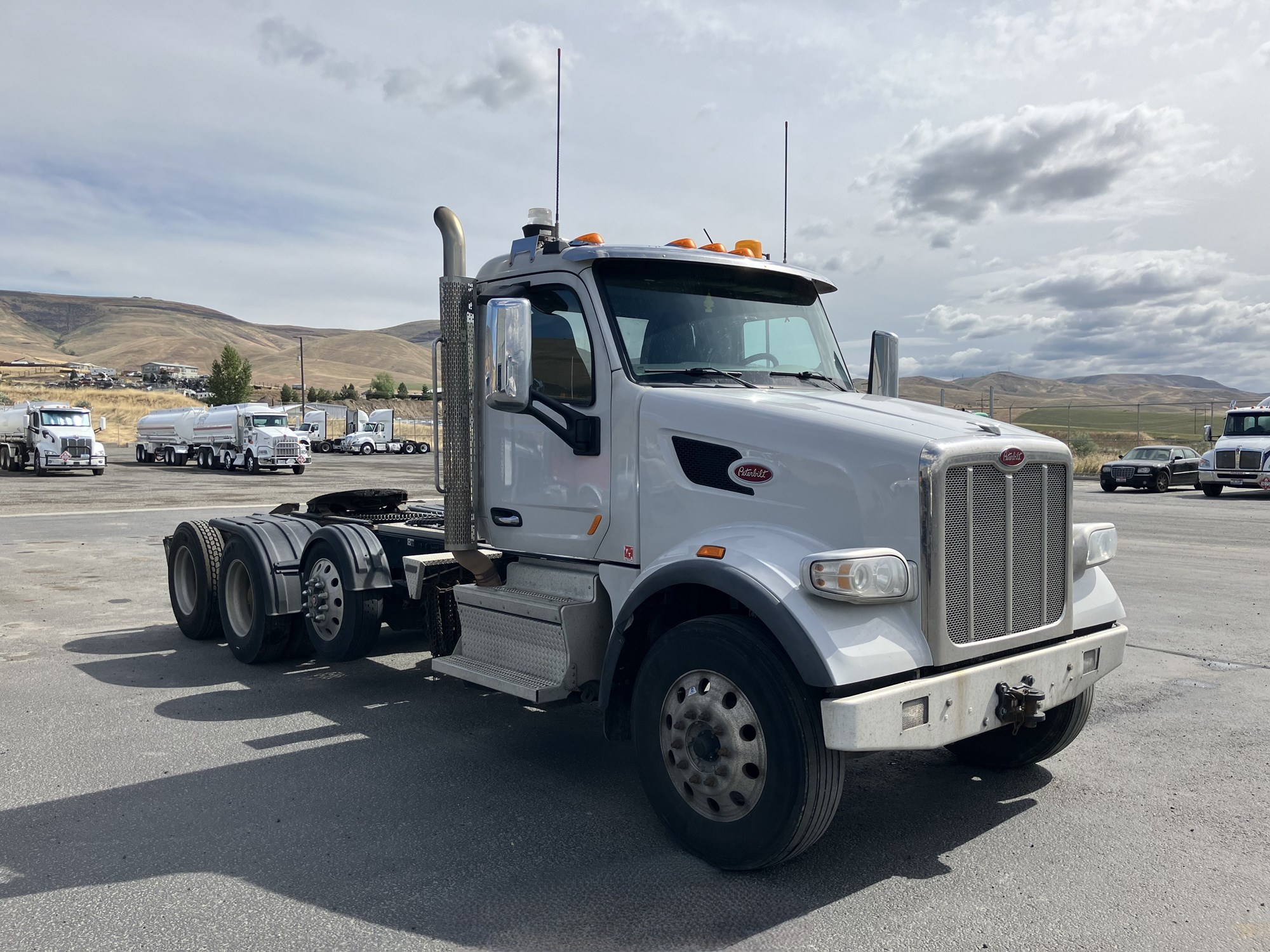 2020 Peterbilt 567 - image 1 of 6