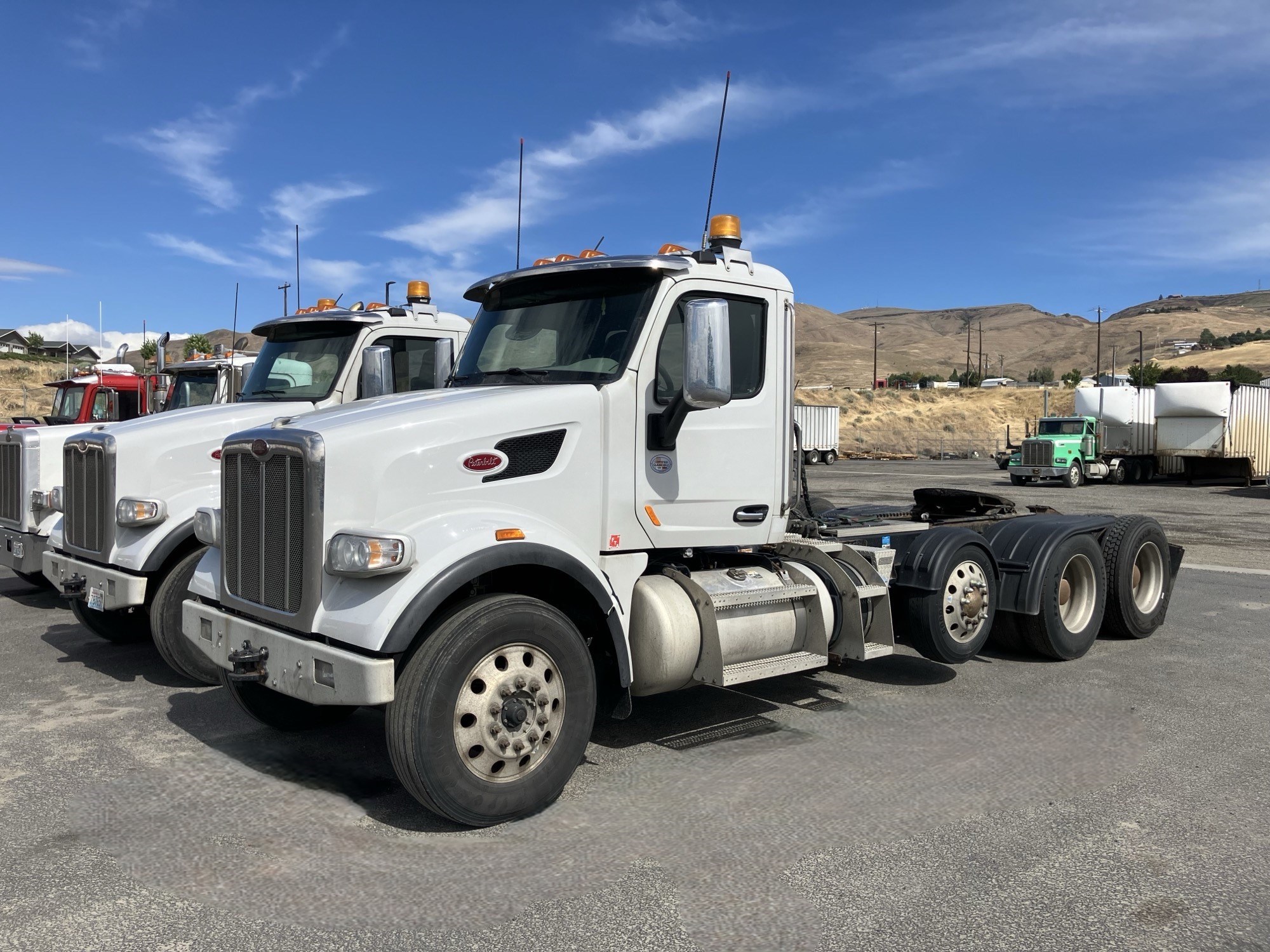 2020 Peterbilt 567 - image 2 of 6