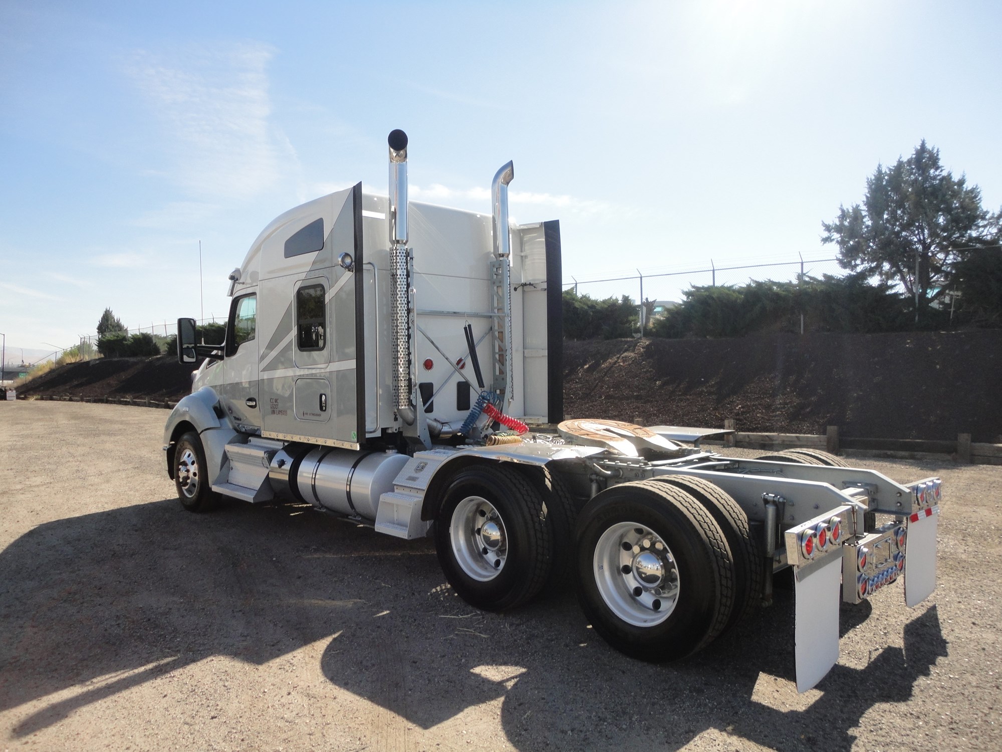 2020 Kenworth T680 - image 3 of 6