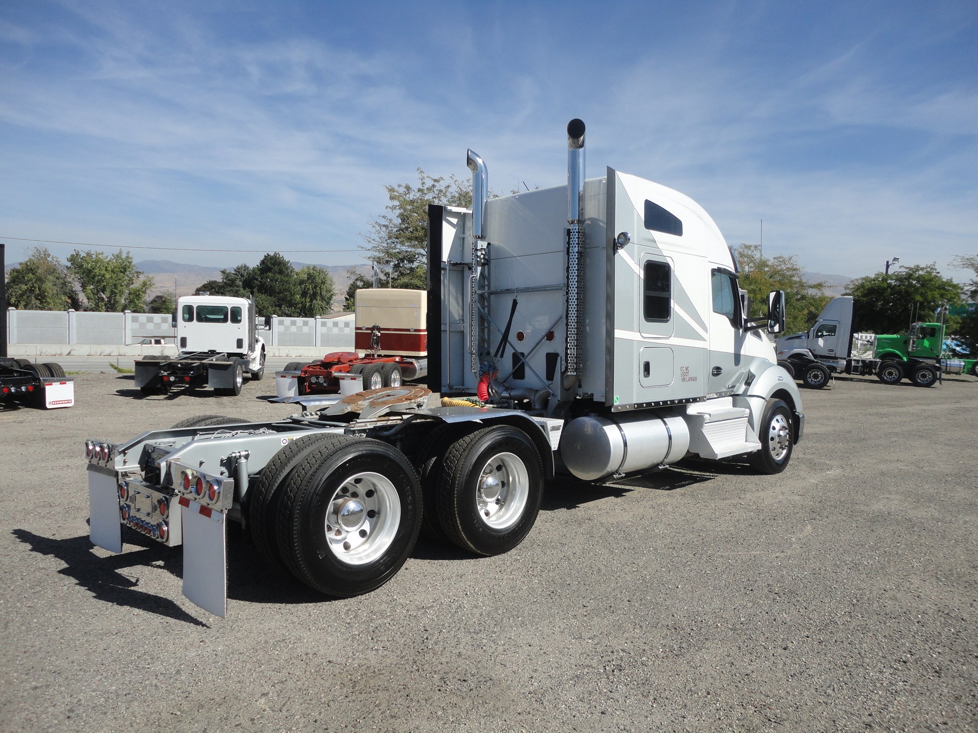 2020 Kenworth T680 - image 5 of 6