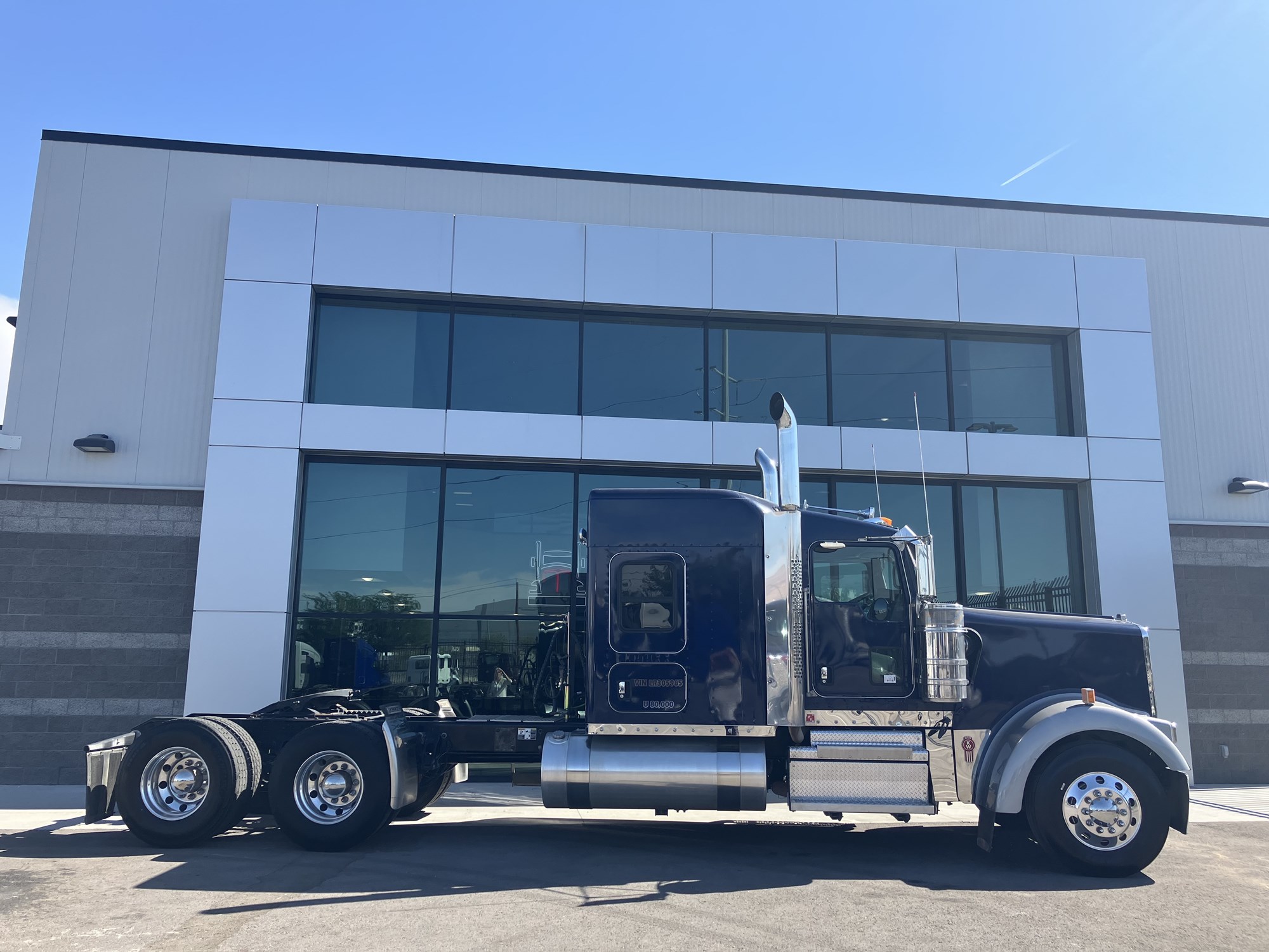 2020 Kenworth W900L - image 2 of 6