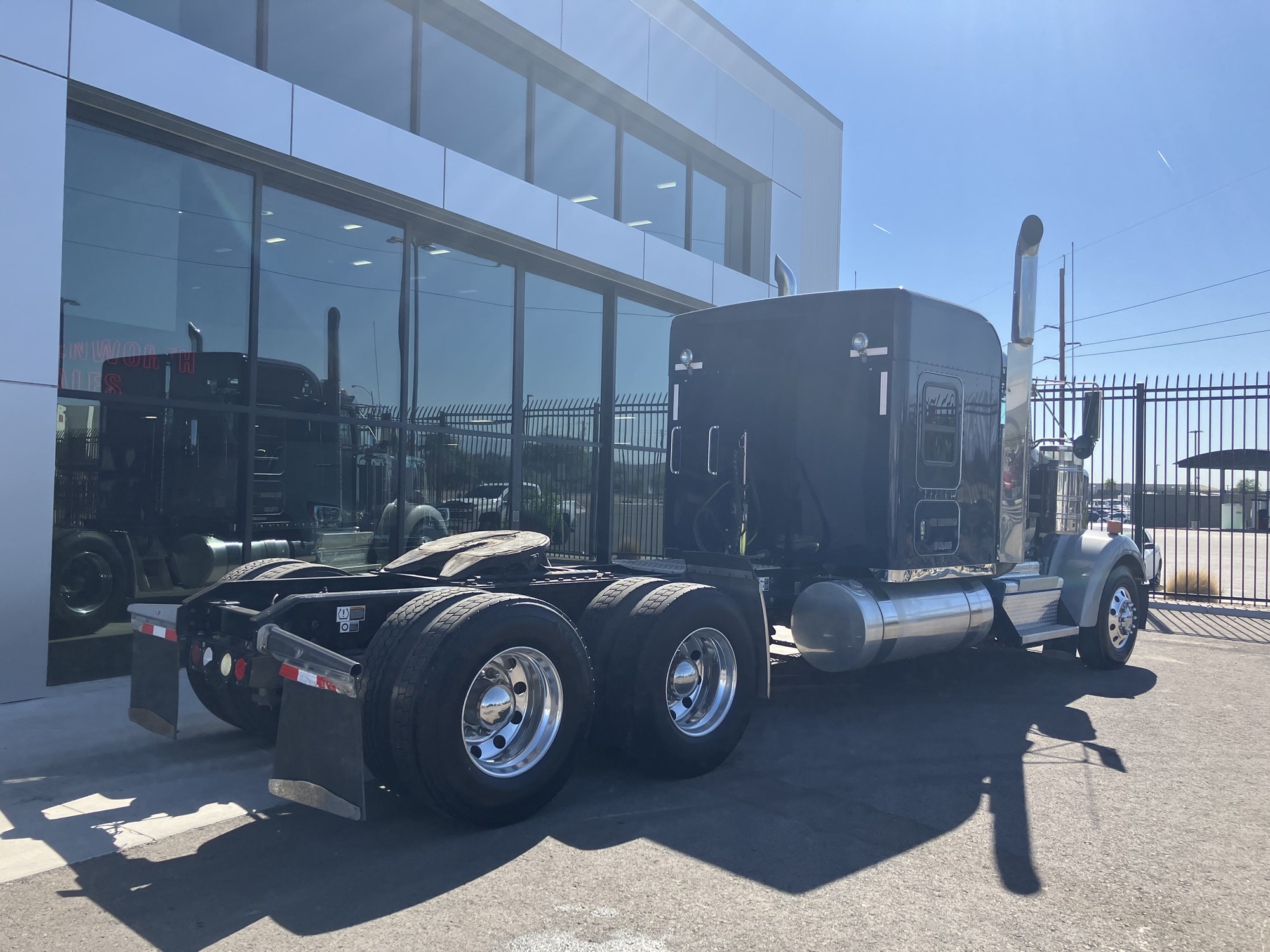 2020 Kenworth W900L - image 3 of 6