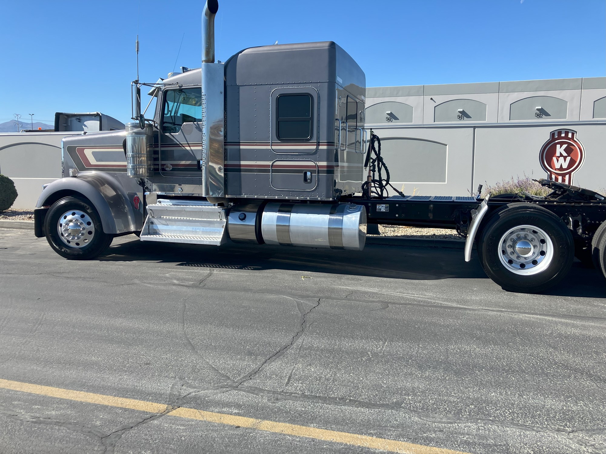 2020 Kenworth W900L - image 2 of 6