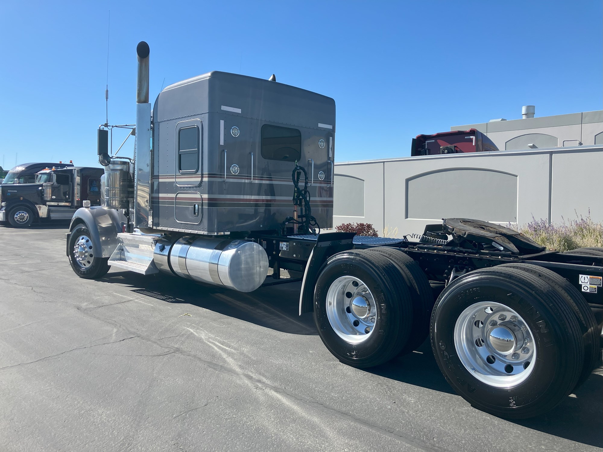 2020 Kenworth W900L - image 3 of 6