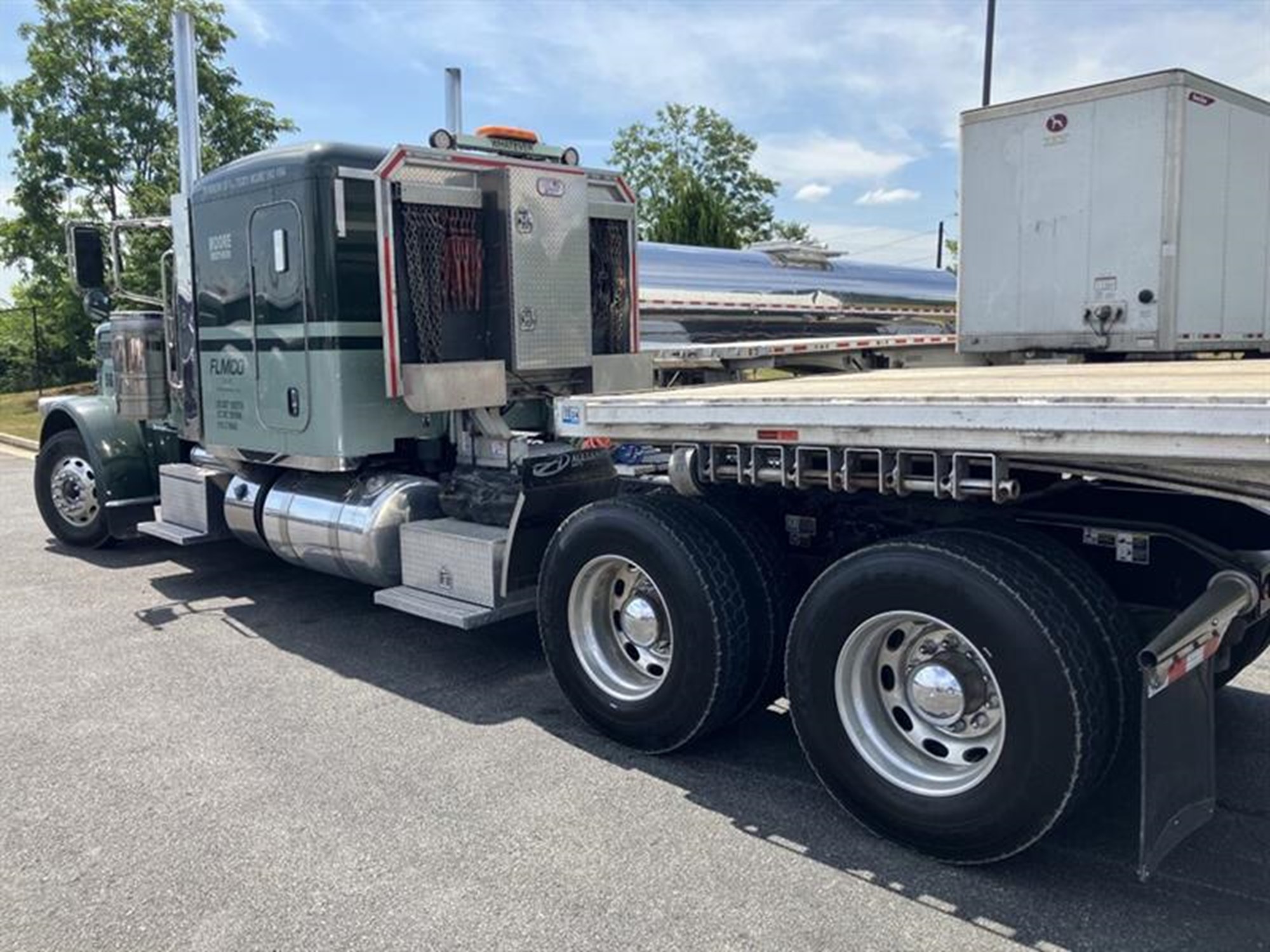 2021 Peterbilt 389 - image 2 of 4