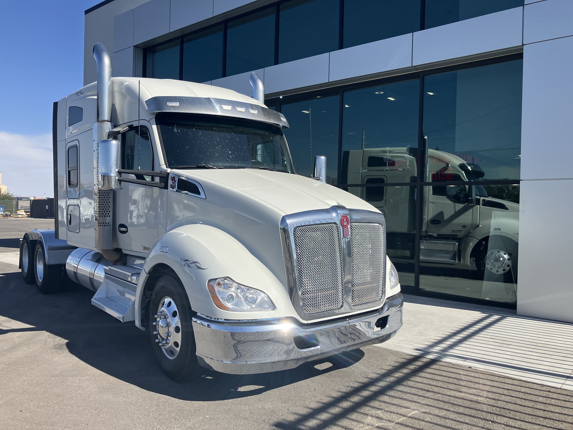 2021 Kenworth T680 - image 1 of 6