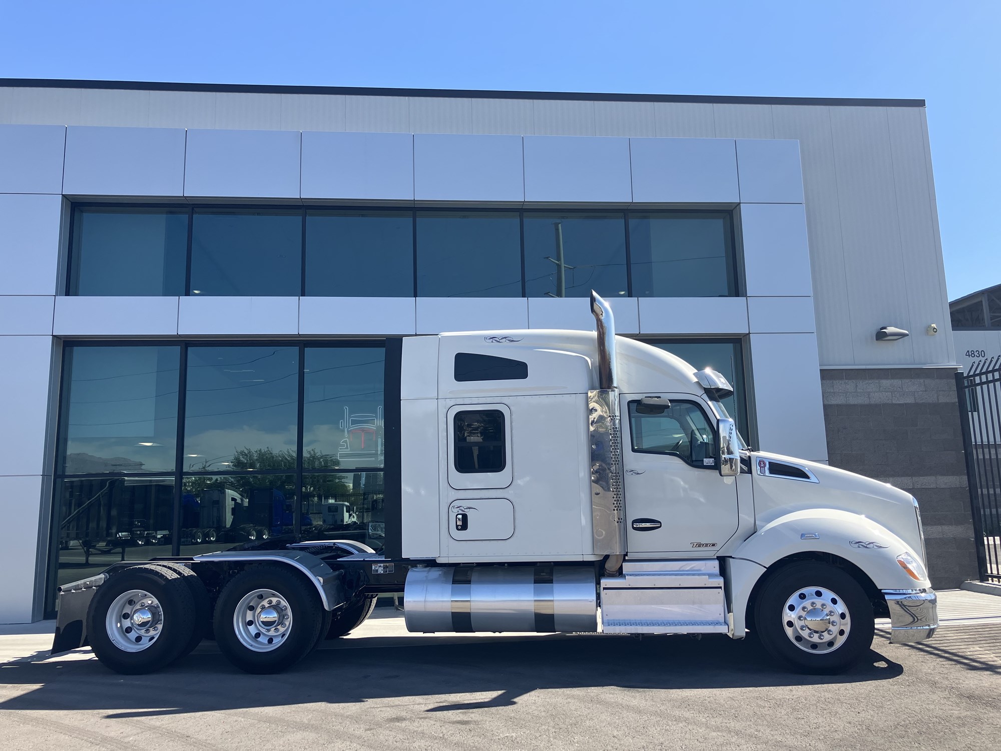 2021 Kenworth T680 - image 2 of 6