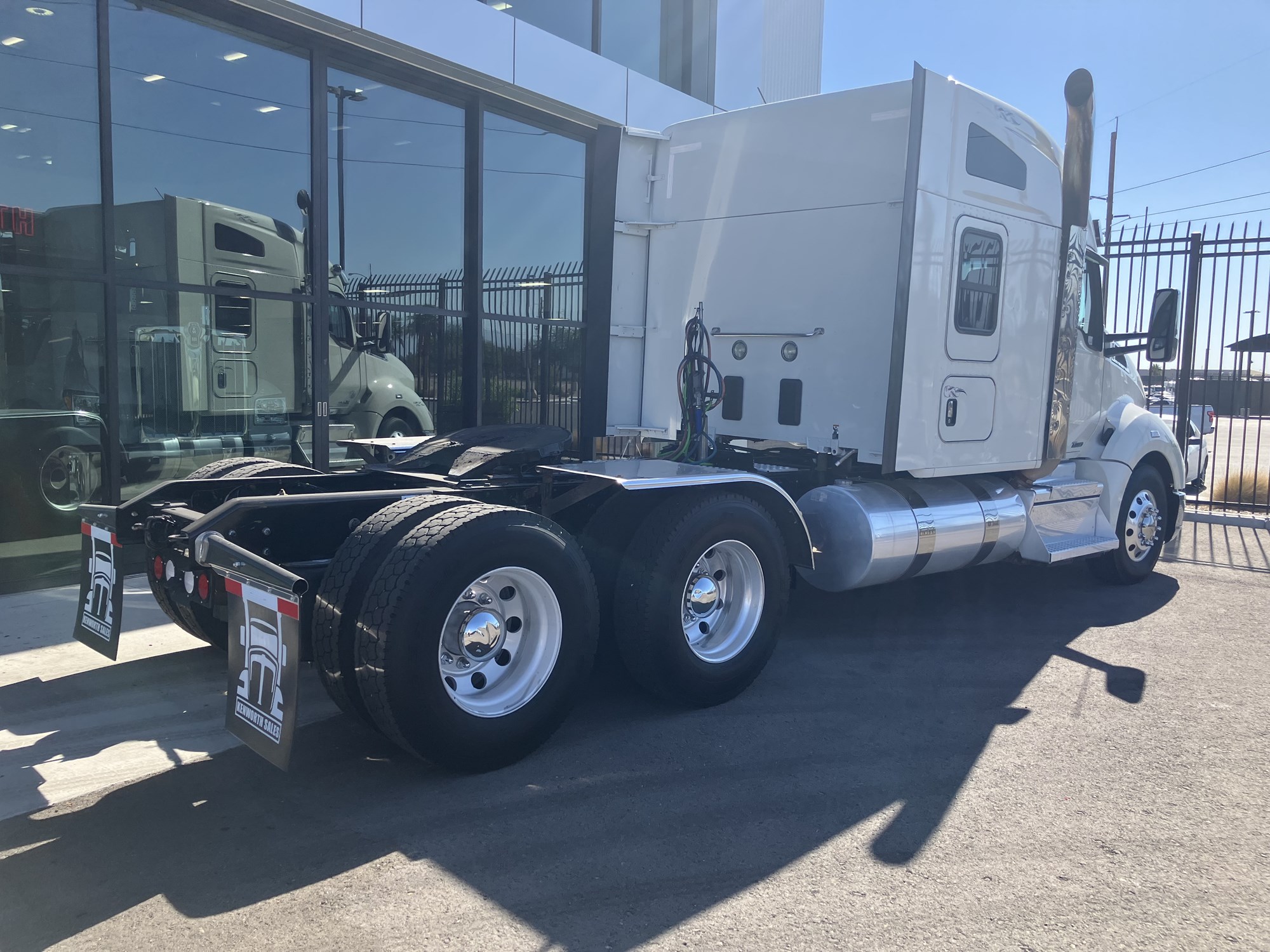 2021 Kenworth T680 - image 3 of 6