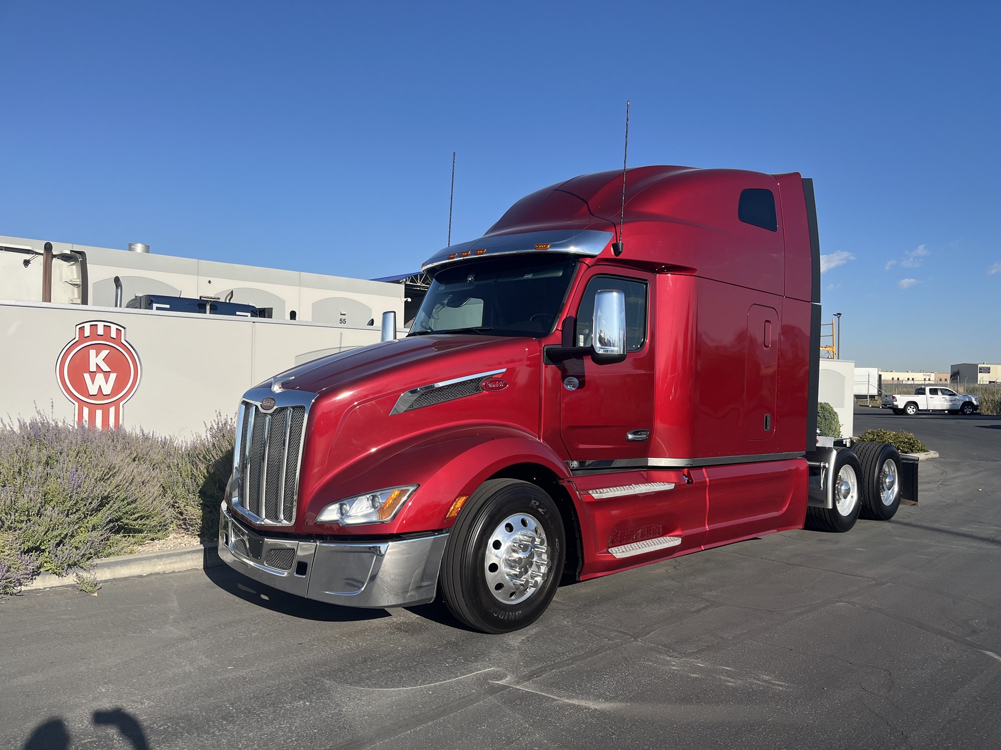 2023 Peterbilt 579 - image 2 of 6