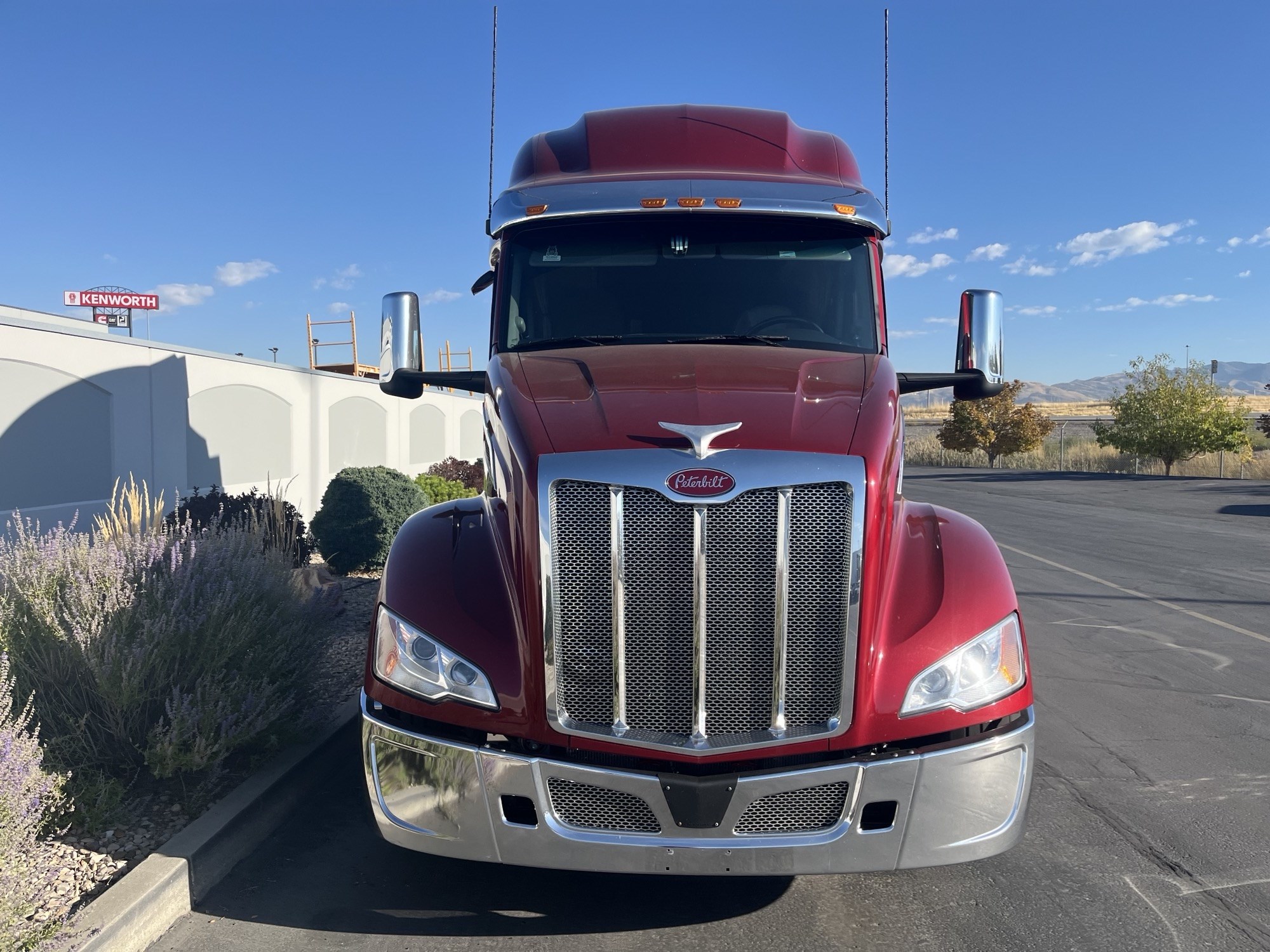 2023 Peterbilt 579 - image 3 of 6