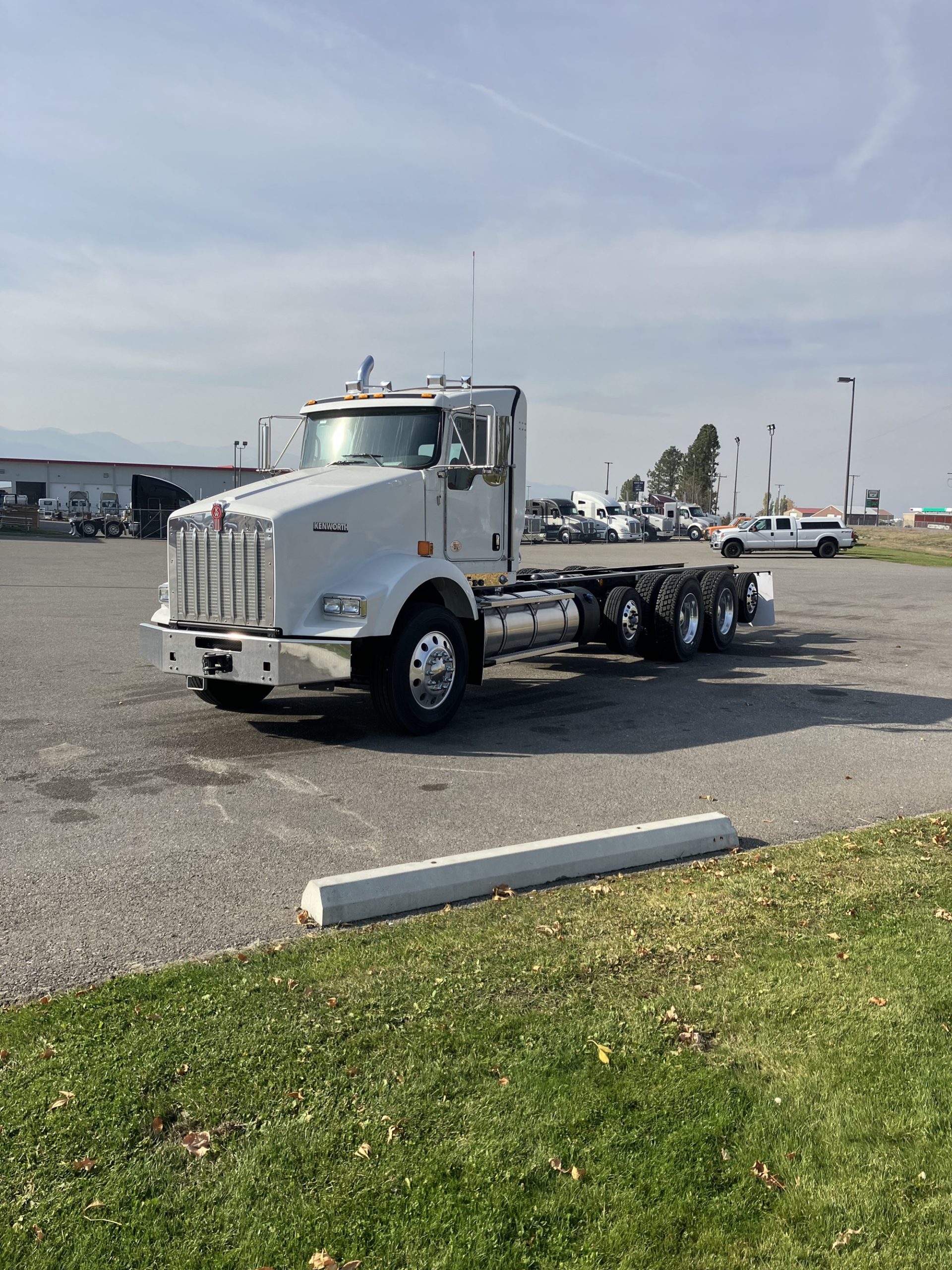 2024 Kenworth T800B - image 1 of 6