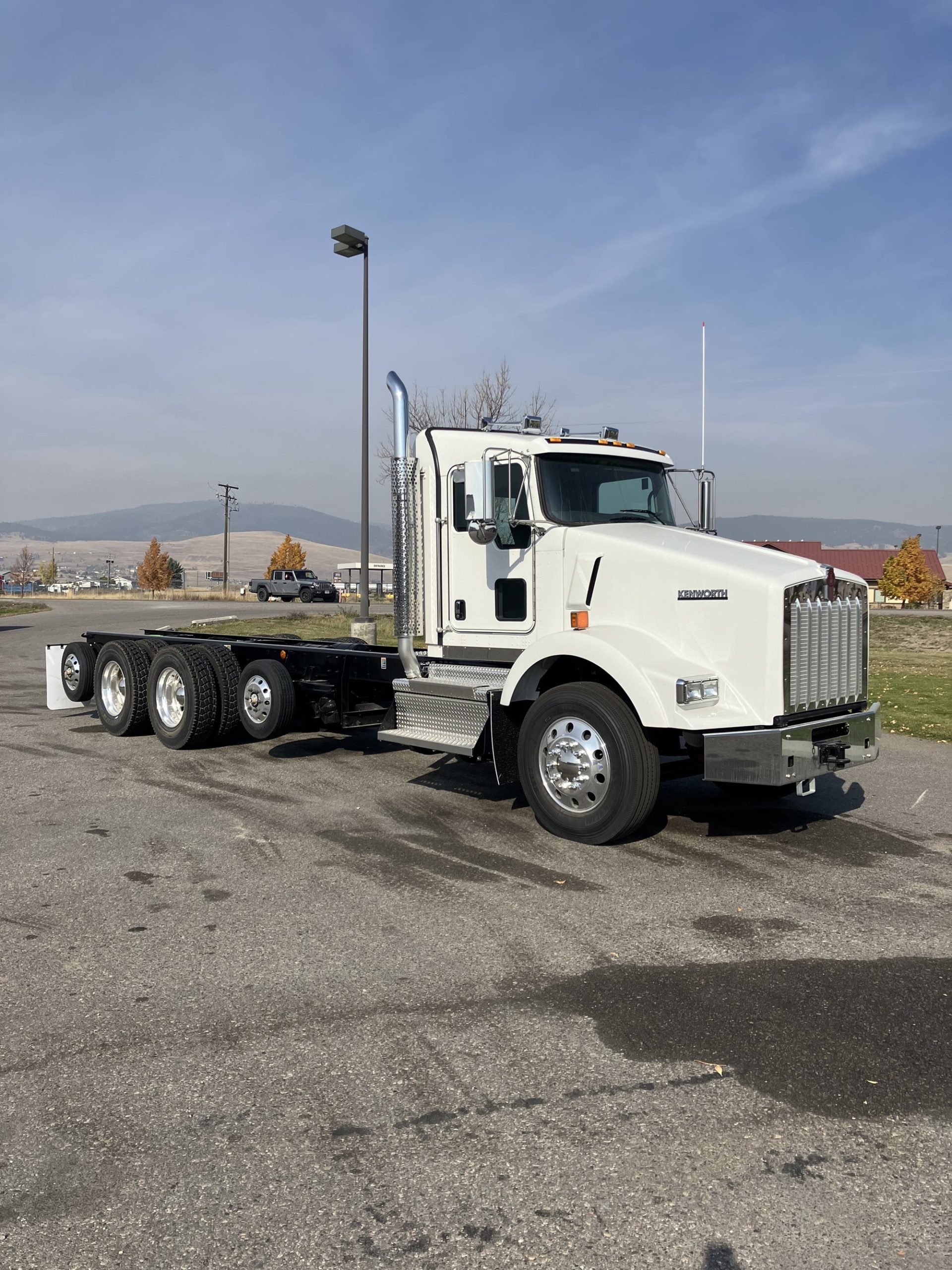 2024 Kenworth T800B - image 2 of 6