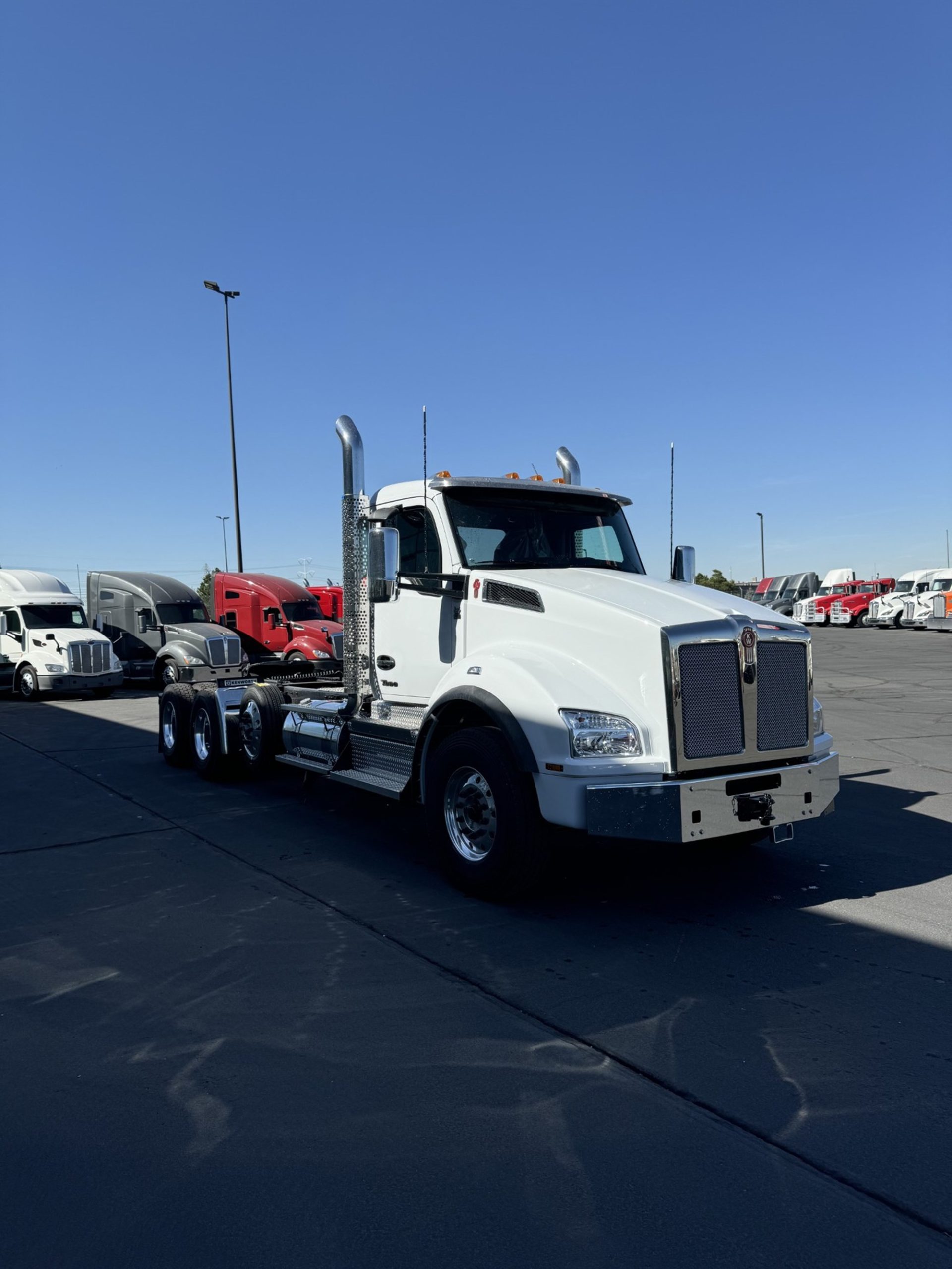 2025 Kenworth T880 - image 1 of 6