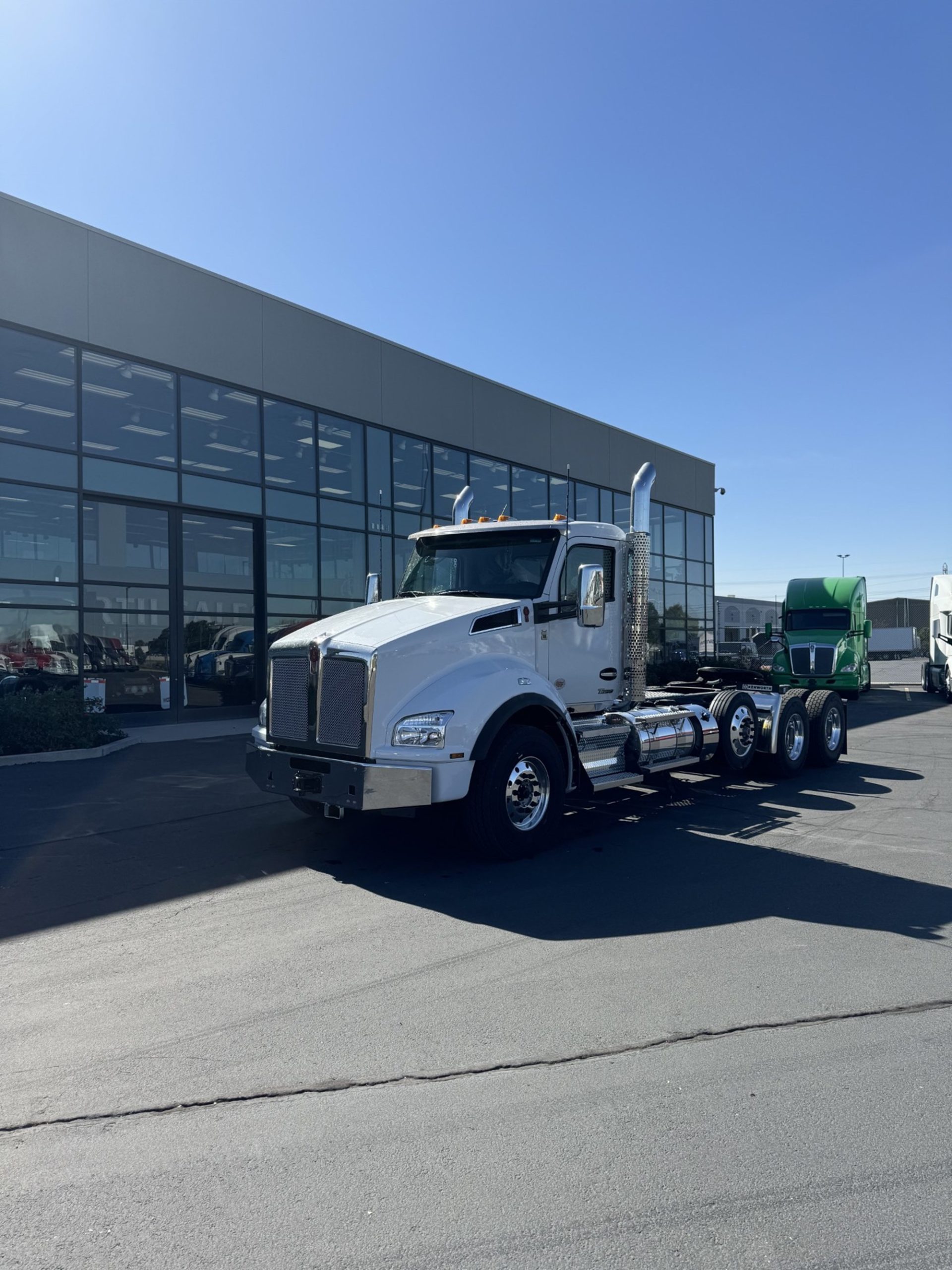 2025 Kenworth T880 - image 2 of 6