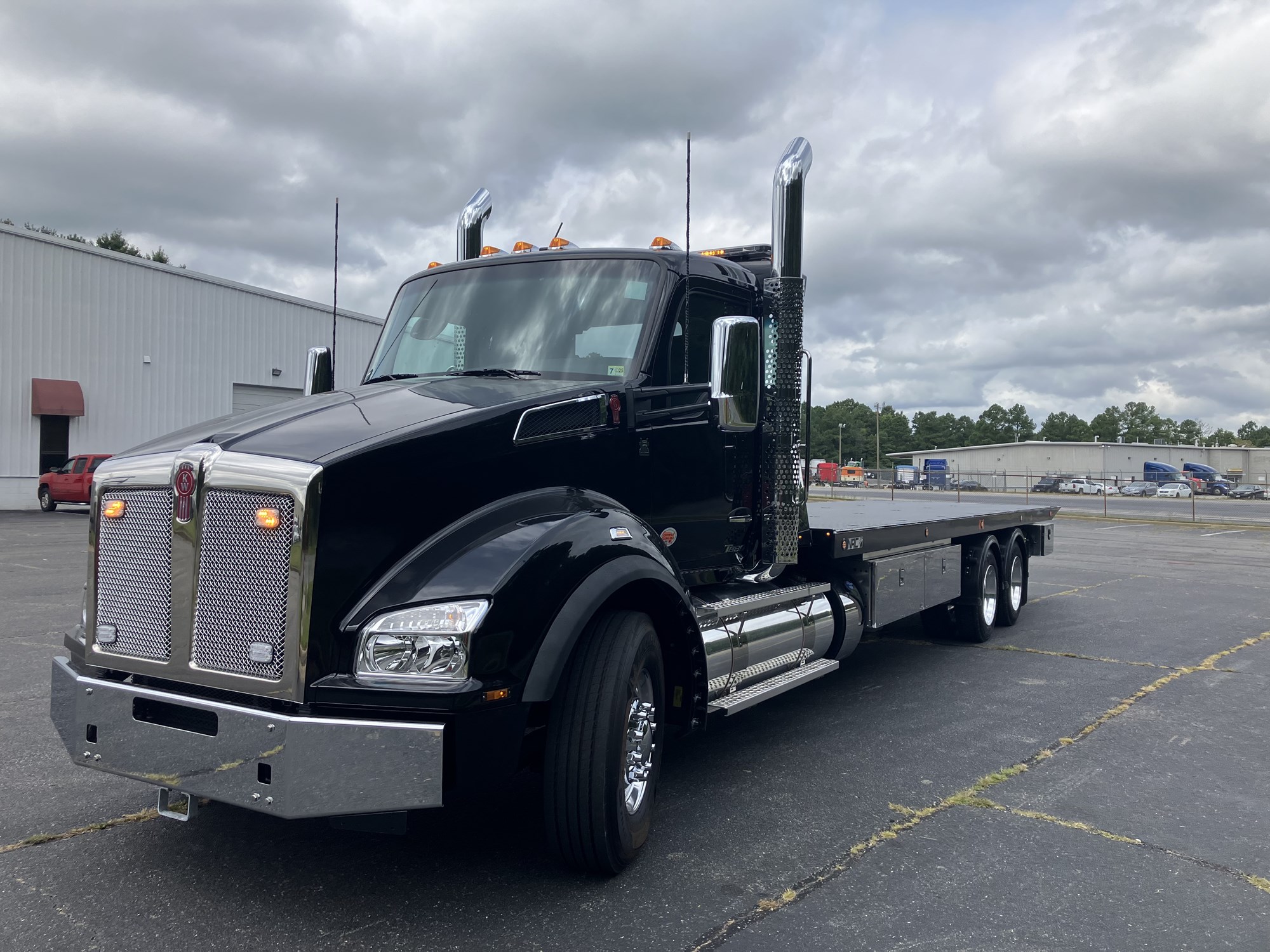 2025 Kenworth T880 - image 1 of 6