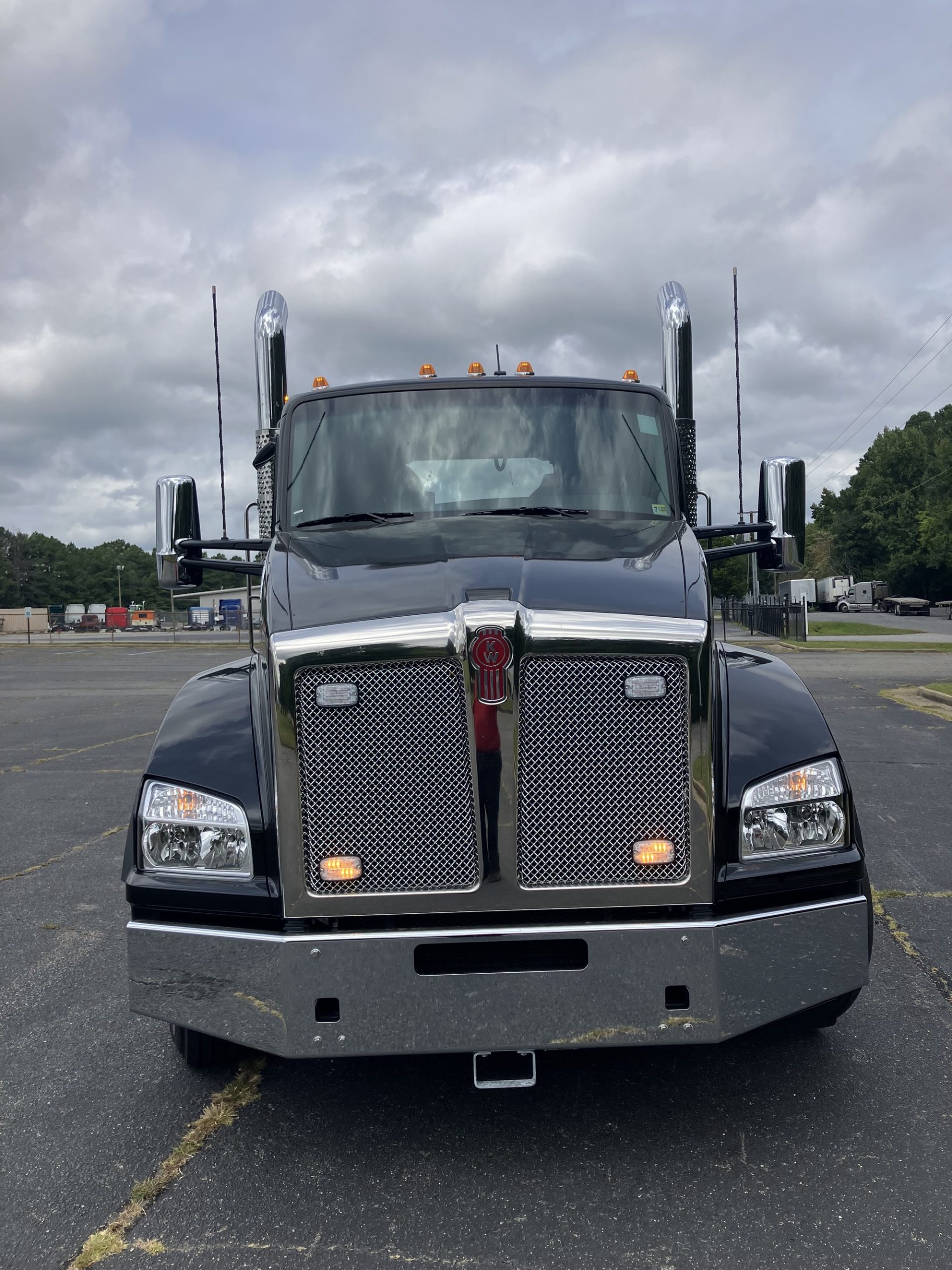 2025 Kenworth T880 - image 2 of 6