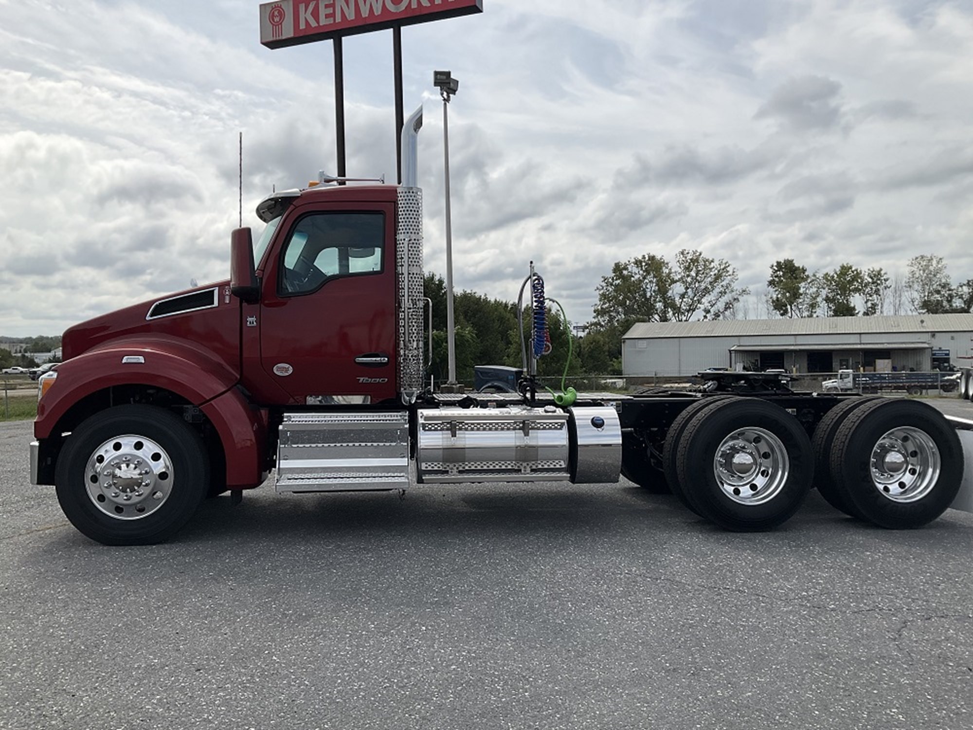 2025 Kenworth T880 - image 2 of 6