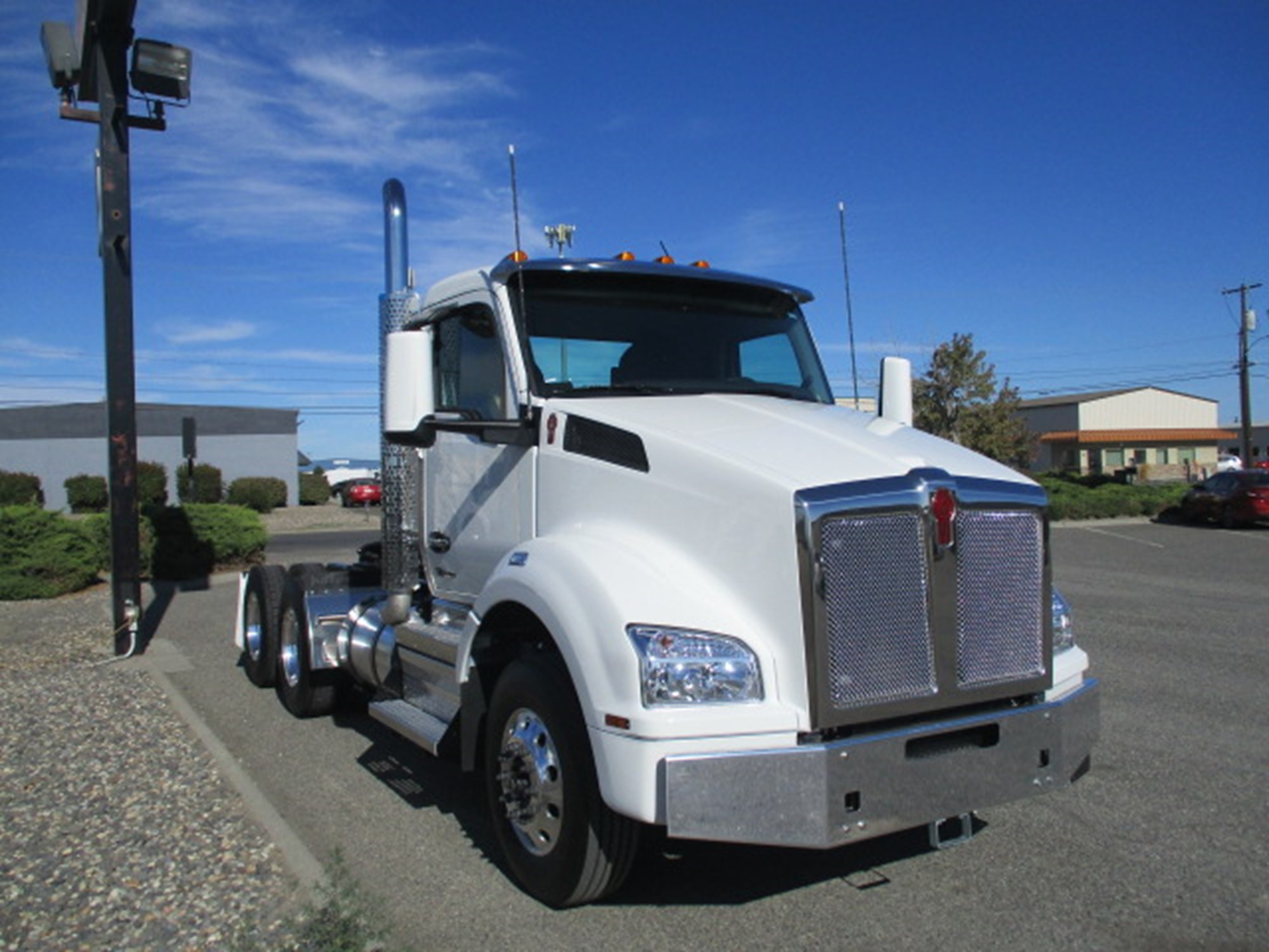 2025 Kenworth T880 - image 2 of 6