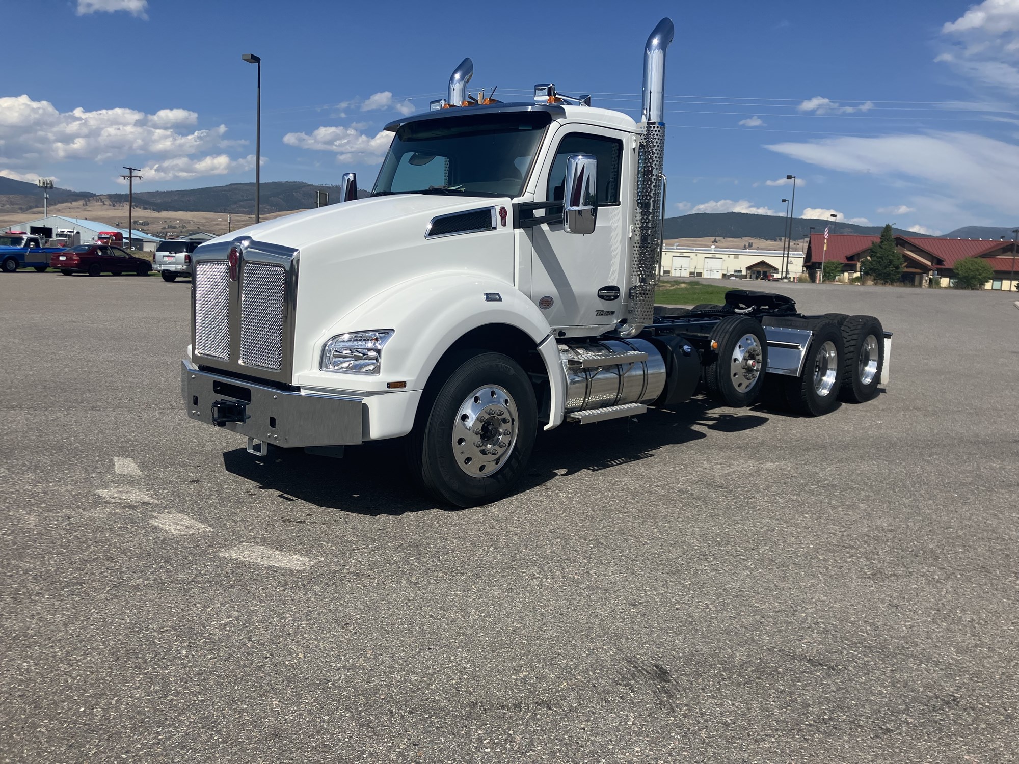 2025 Kenworth T880 - image 1 of 6