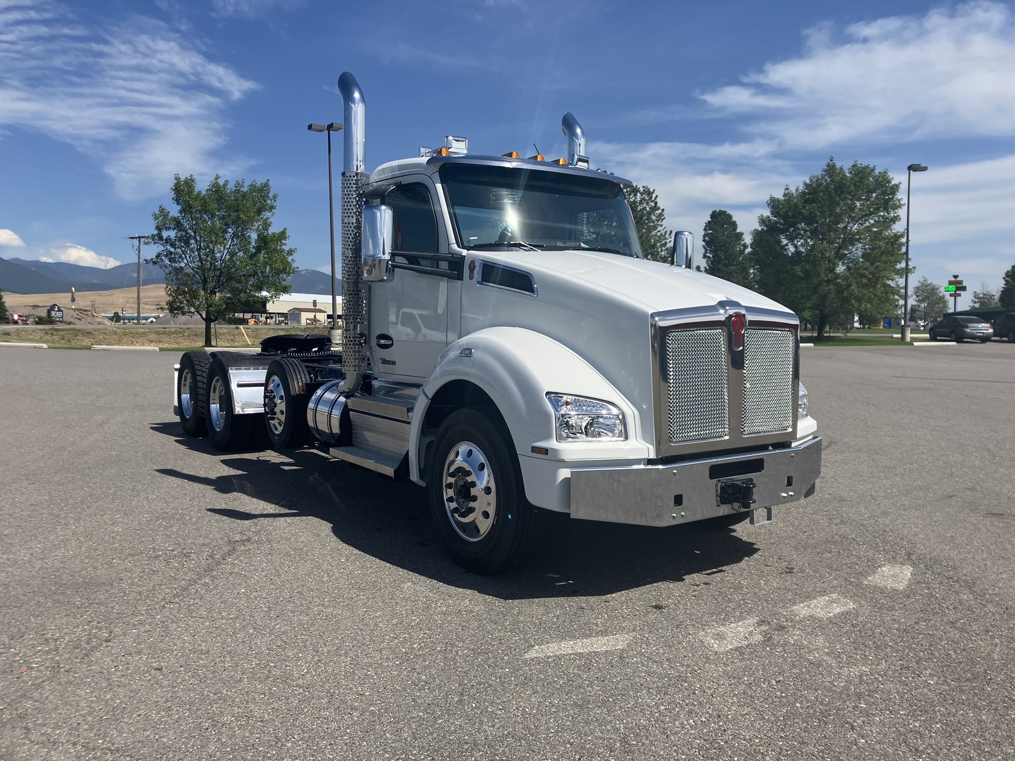 2025 Kenworth T880 - image 2 of 6